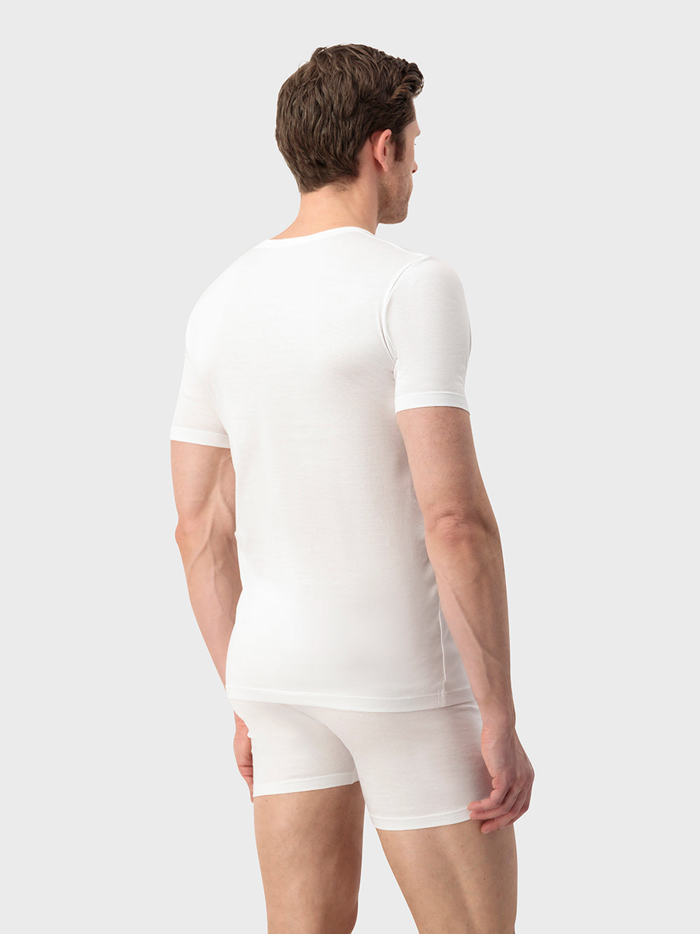 Классическая футболка с V-образным вырезом