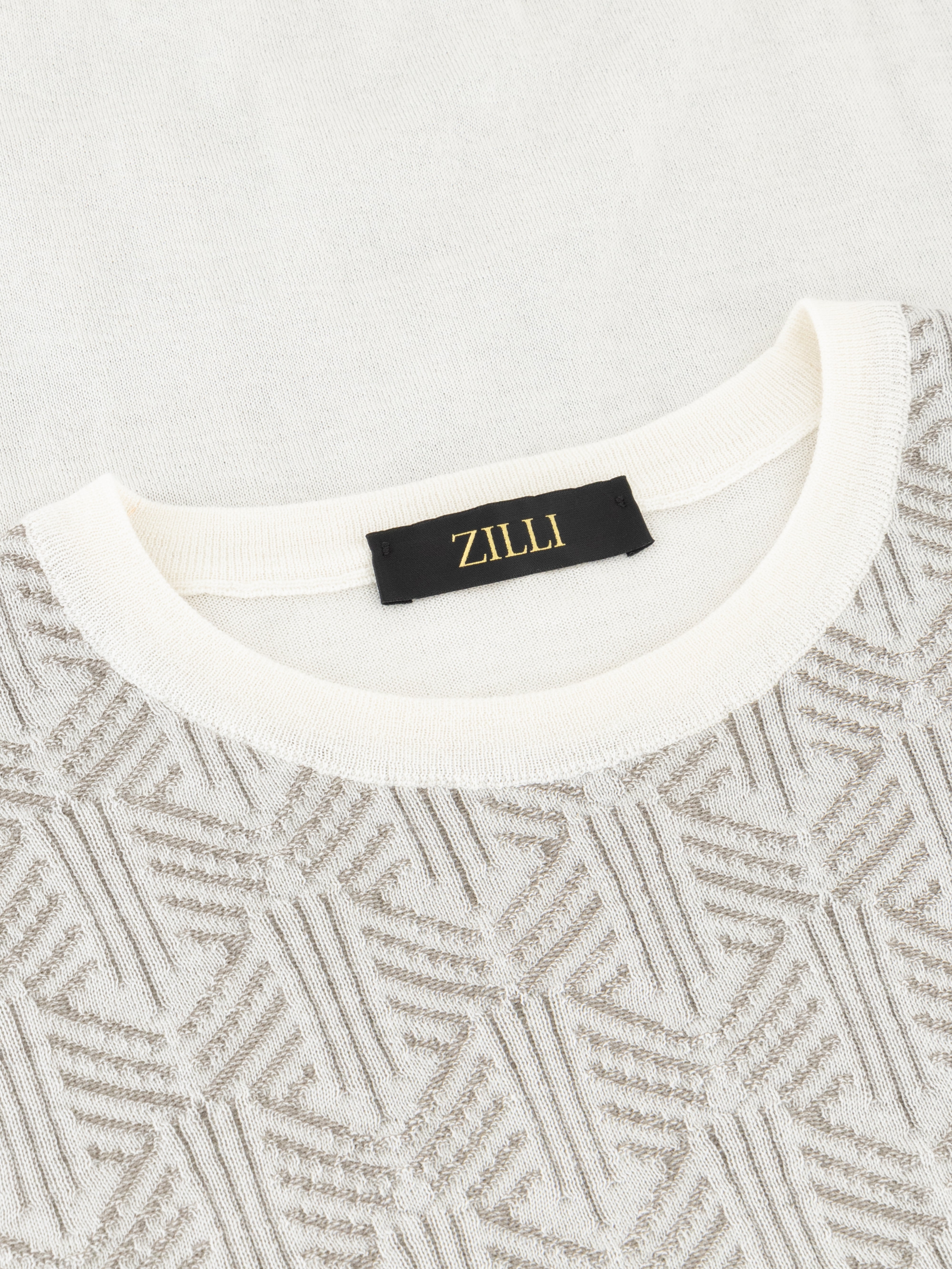 Пуловер белого цвета