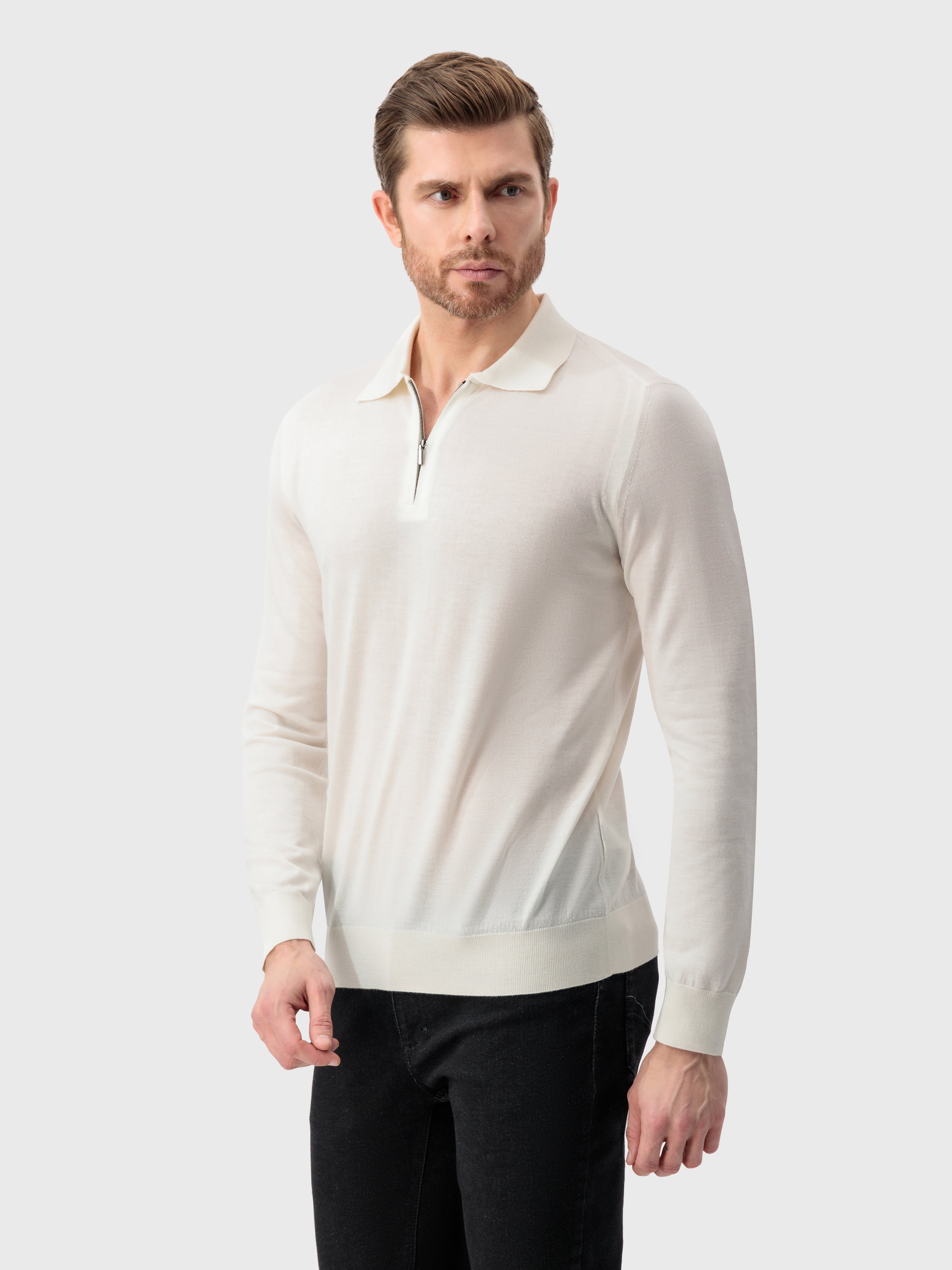 Трикотажный свитер белый