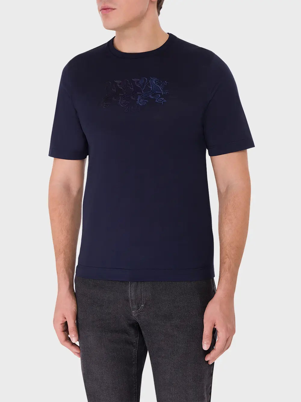 Футболка с вышивкой в виде тройного грифона