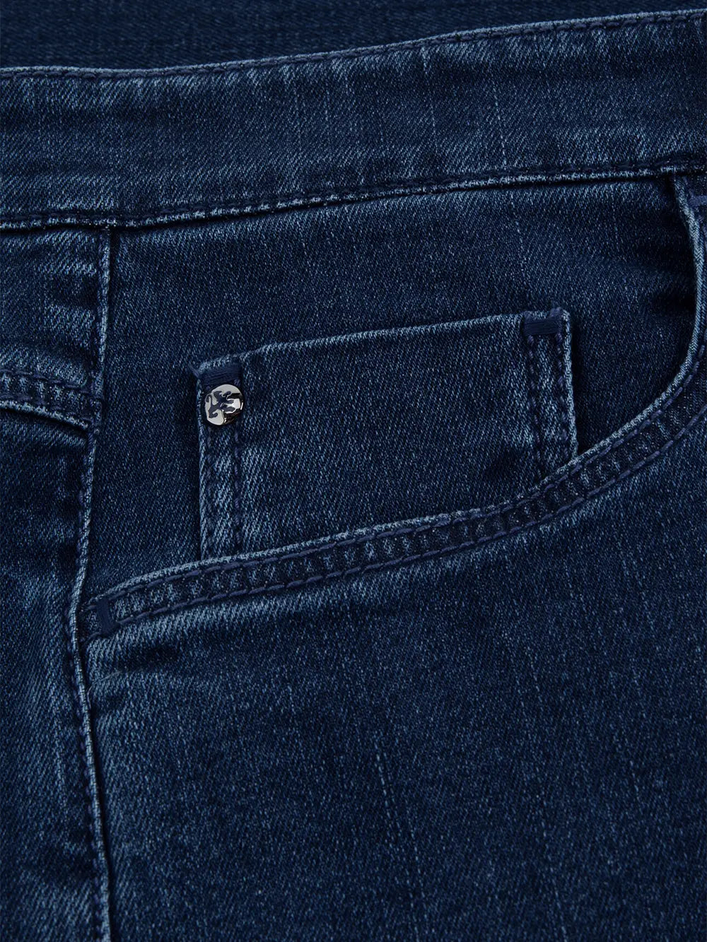 جينز زيللي جينز بتطريز ميكرو جريفون ورقعة من جلد العجل من جلد الغزال