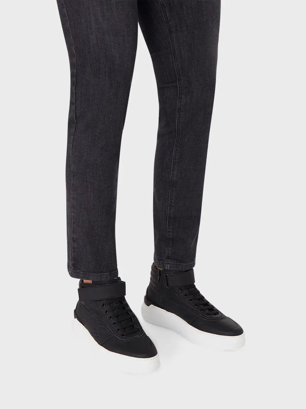 حذاء رياضي عالي منقوش بنقشة الأسد