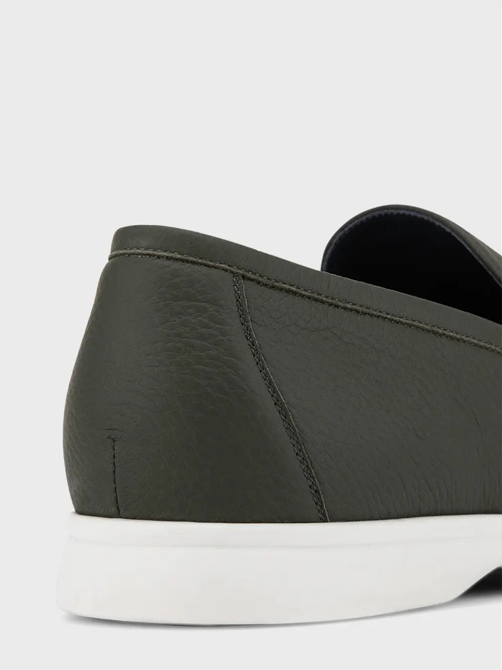 حذاء من جلد الغزال