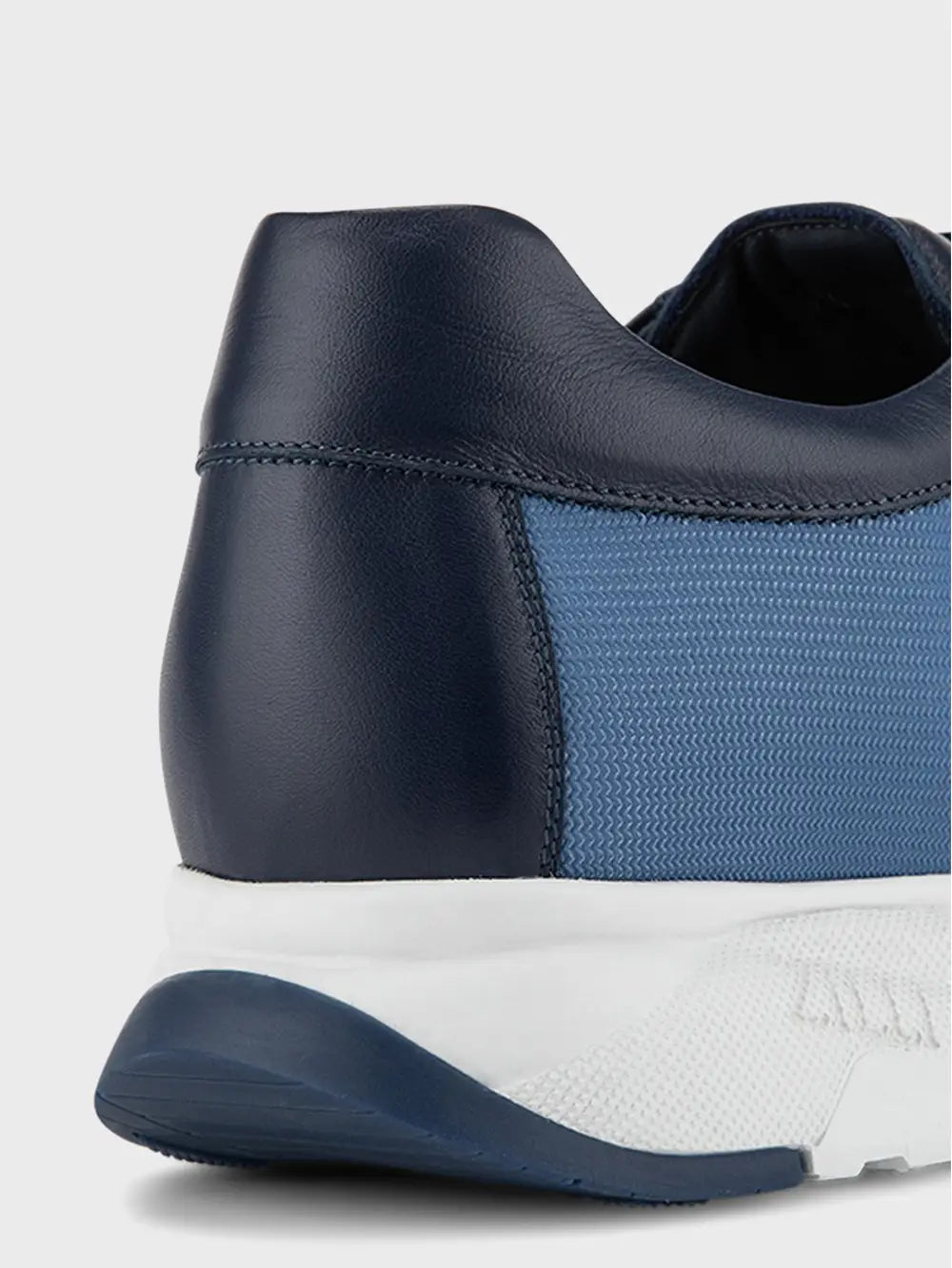 اركض بحذاء رياضي