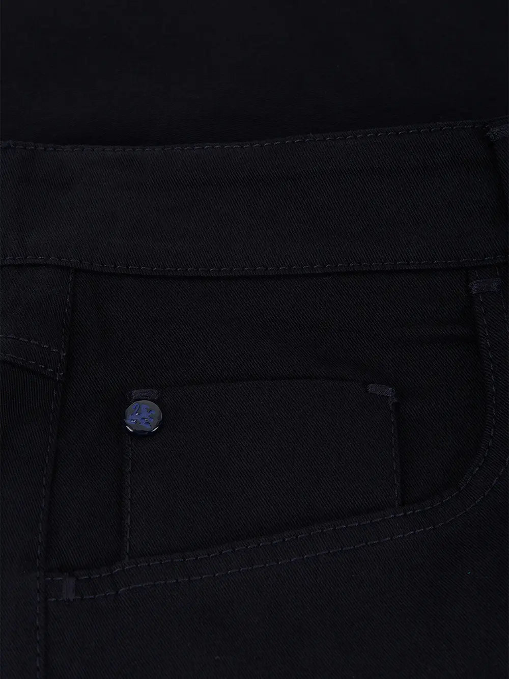 بنطلون جينز بقصة عادية من القطن المطاطي مع رقعة من جلد العجل من جلد الغزال