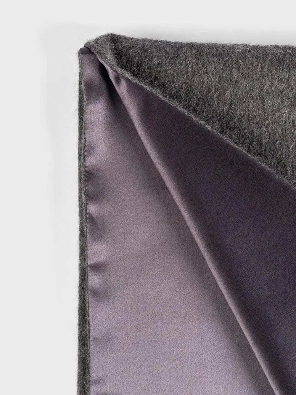 وشاح كليمت رمادي غامق من كليمت