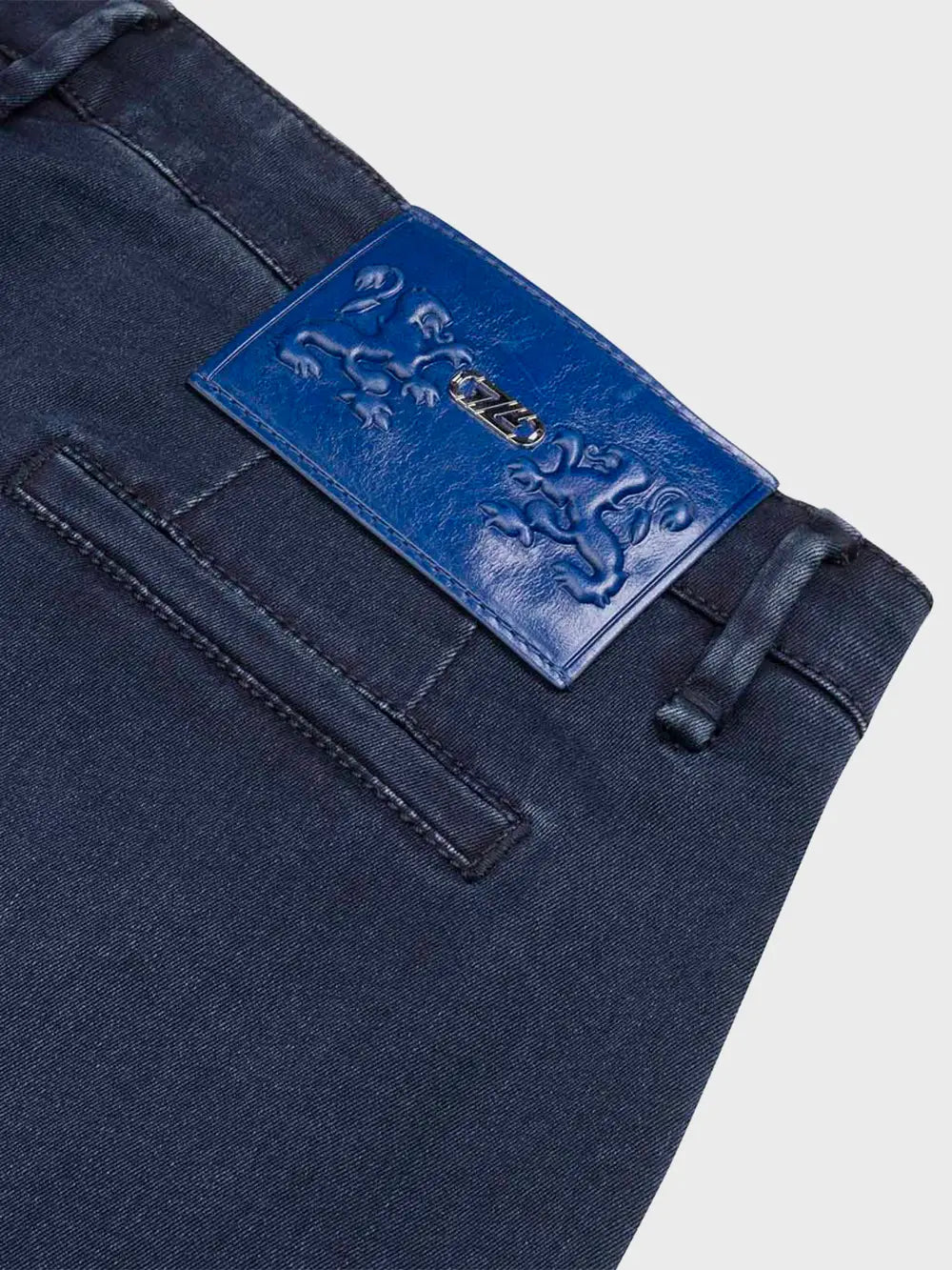 بنطلون جينز بقصة ضيقة