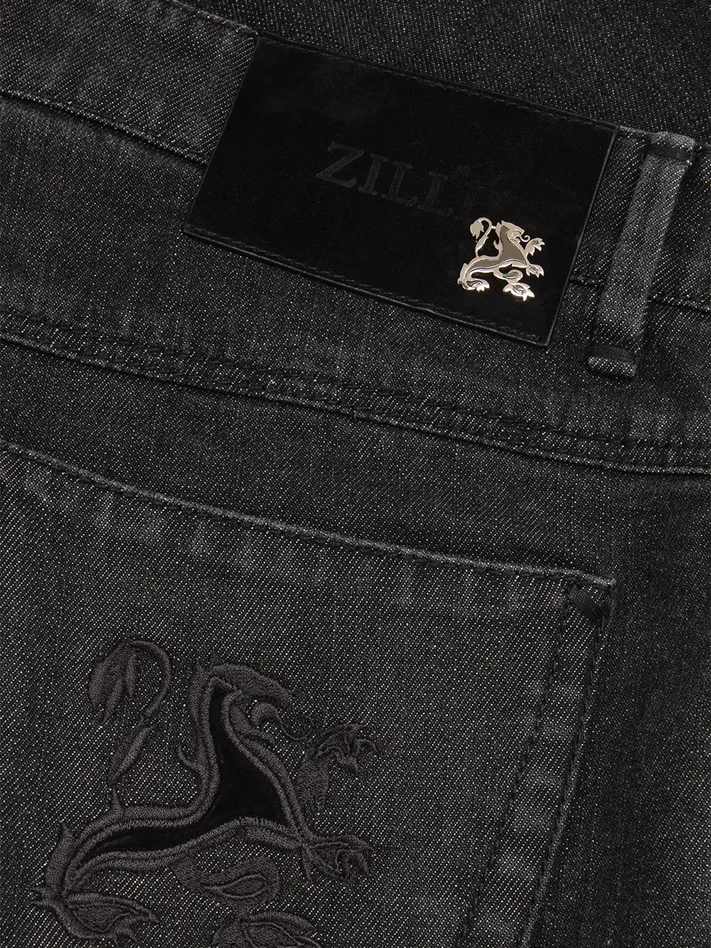 بنطلون جينز بقصة عادية مع رقعة من جلد العجل من جلد الغزال