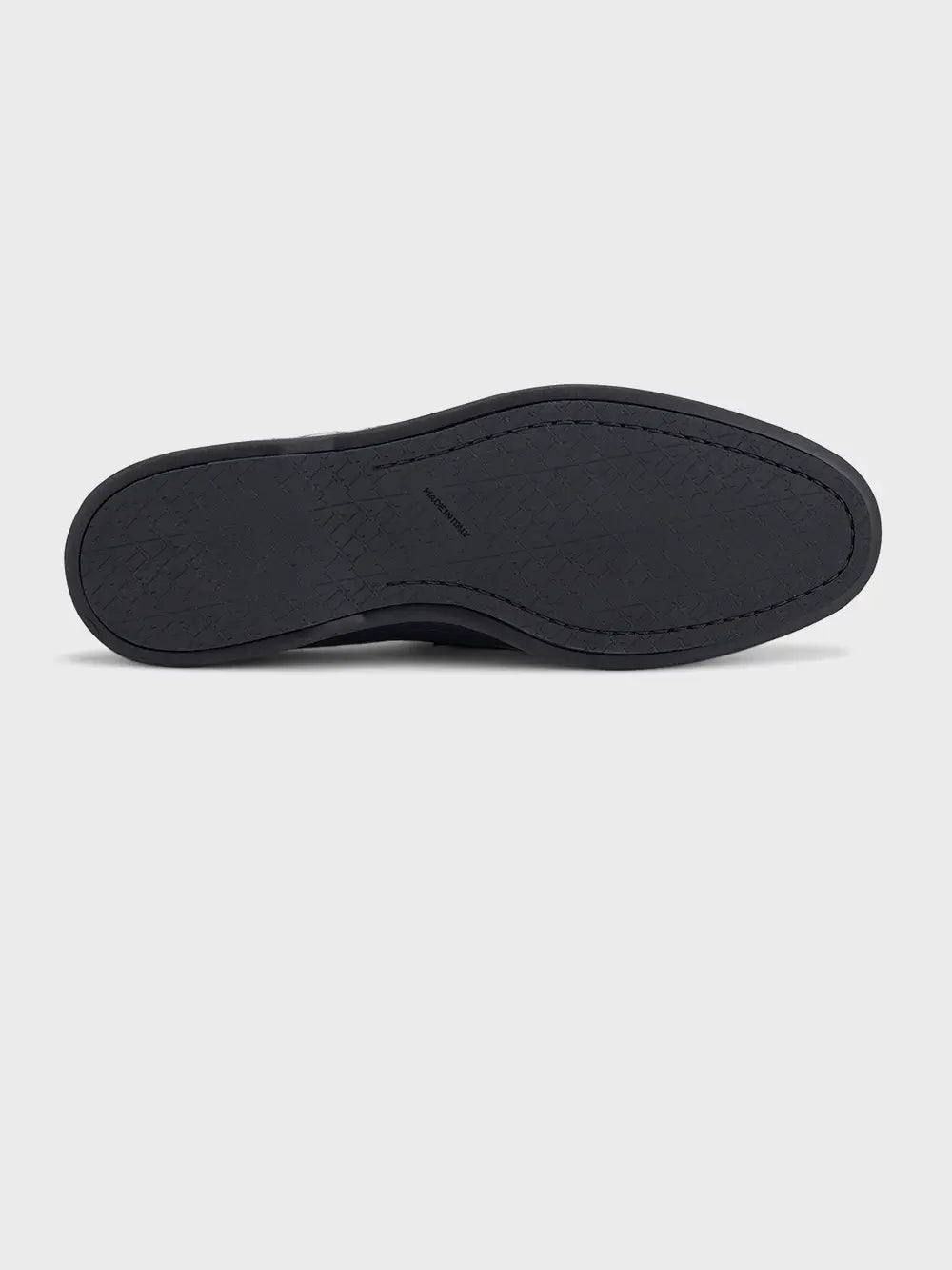 حذاء بدون كعب من جلد التمساح بنعل مطاطي أسود