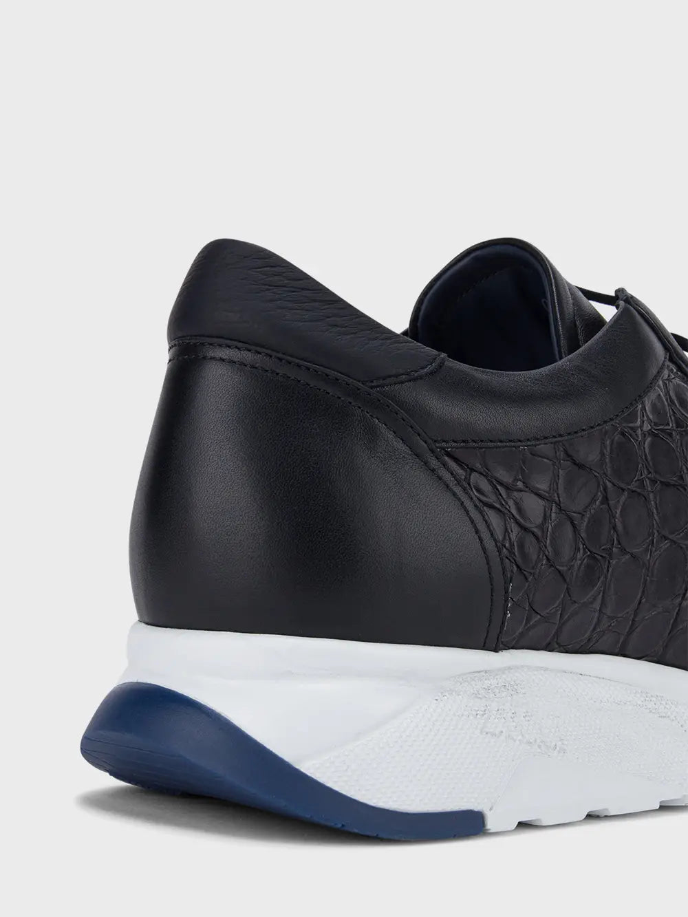 حذاء رياضي كلاسيكي