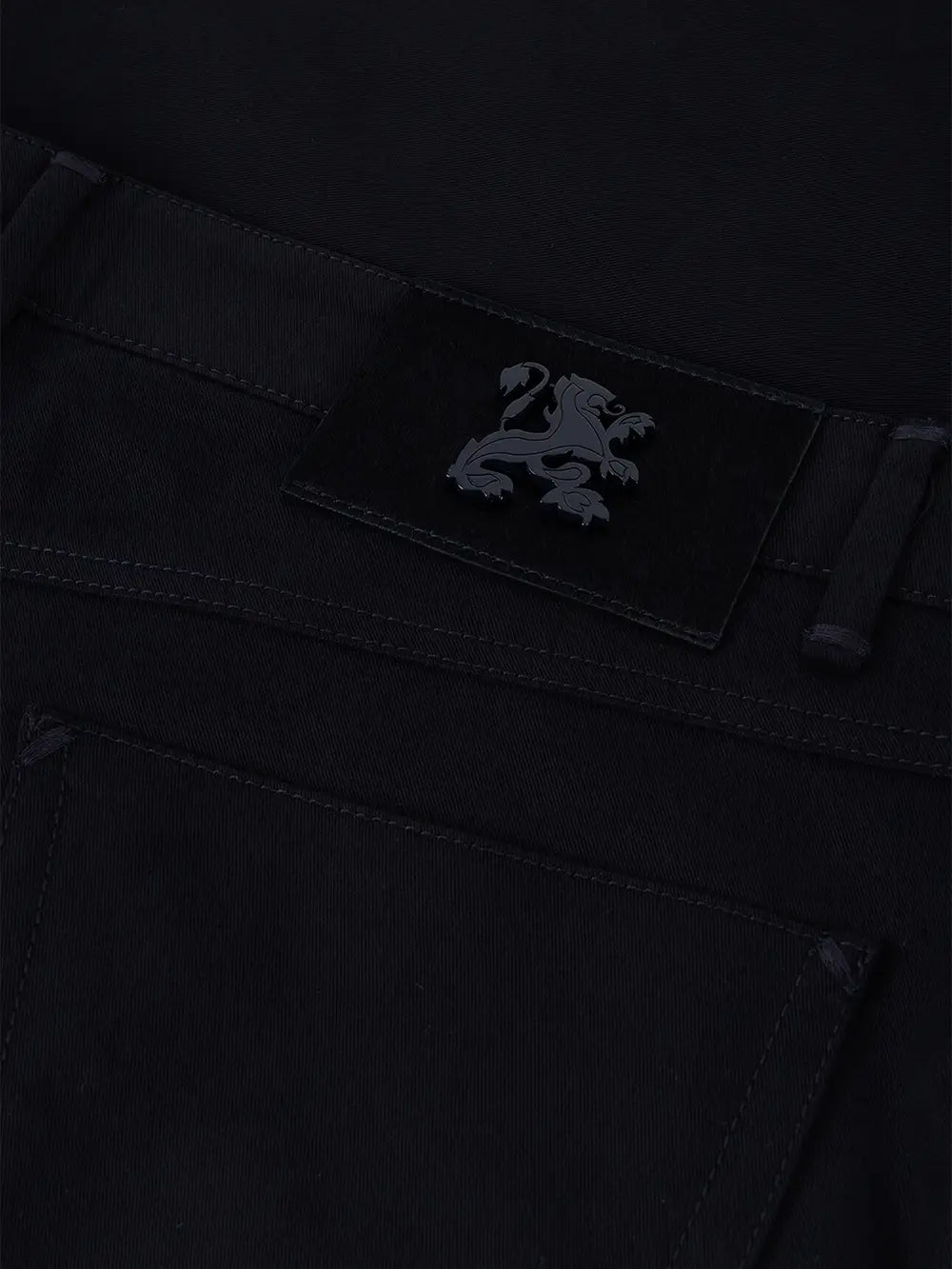 بنطلون جينز بقصة عادية من القطن المطاطي مع رقعة من جلد العجل من جلد الغزال