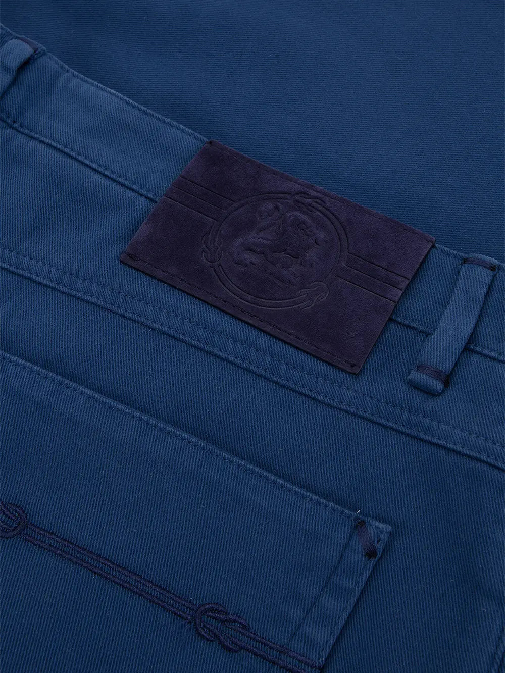 بنطلون جينز بقصة ضيقة بتطريز عقدة آرت إكسبرس