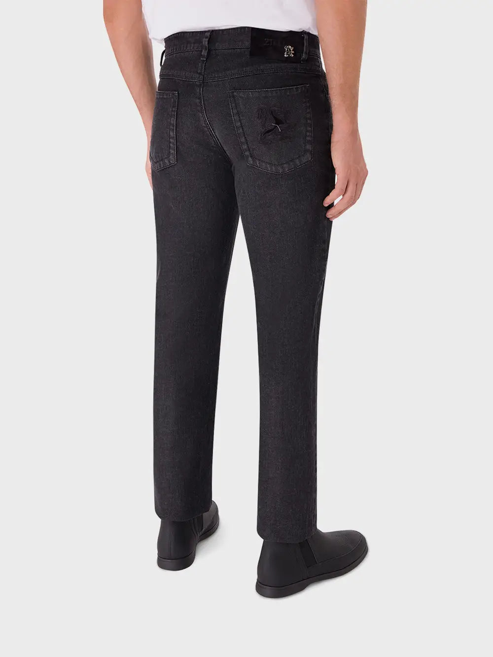 بنطلون جينز بقصة عادية مع رقعة من جلد العجل من جلد الغزال