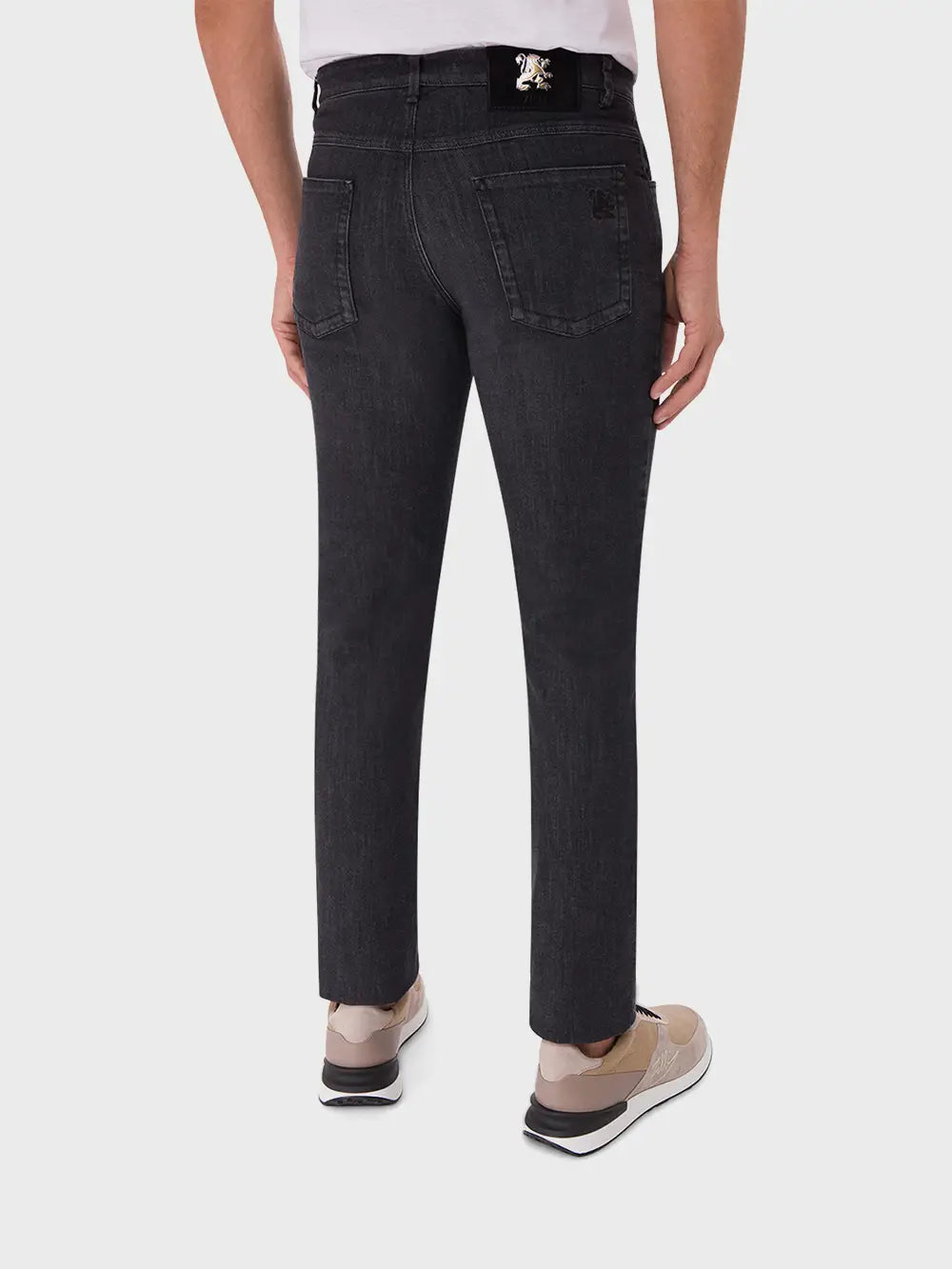 بنطلون جينز بقصة ضيقة مع رقعة من جلد العجل من جلد الغزال