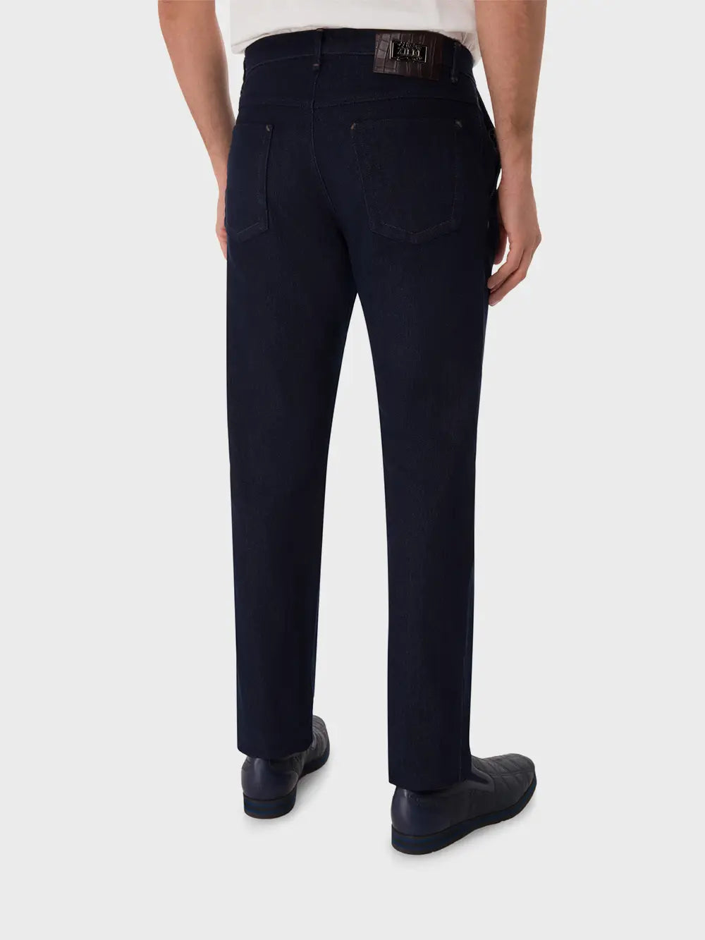 بنطلون جينز بقصة ضيقة