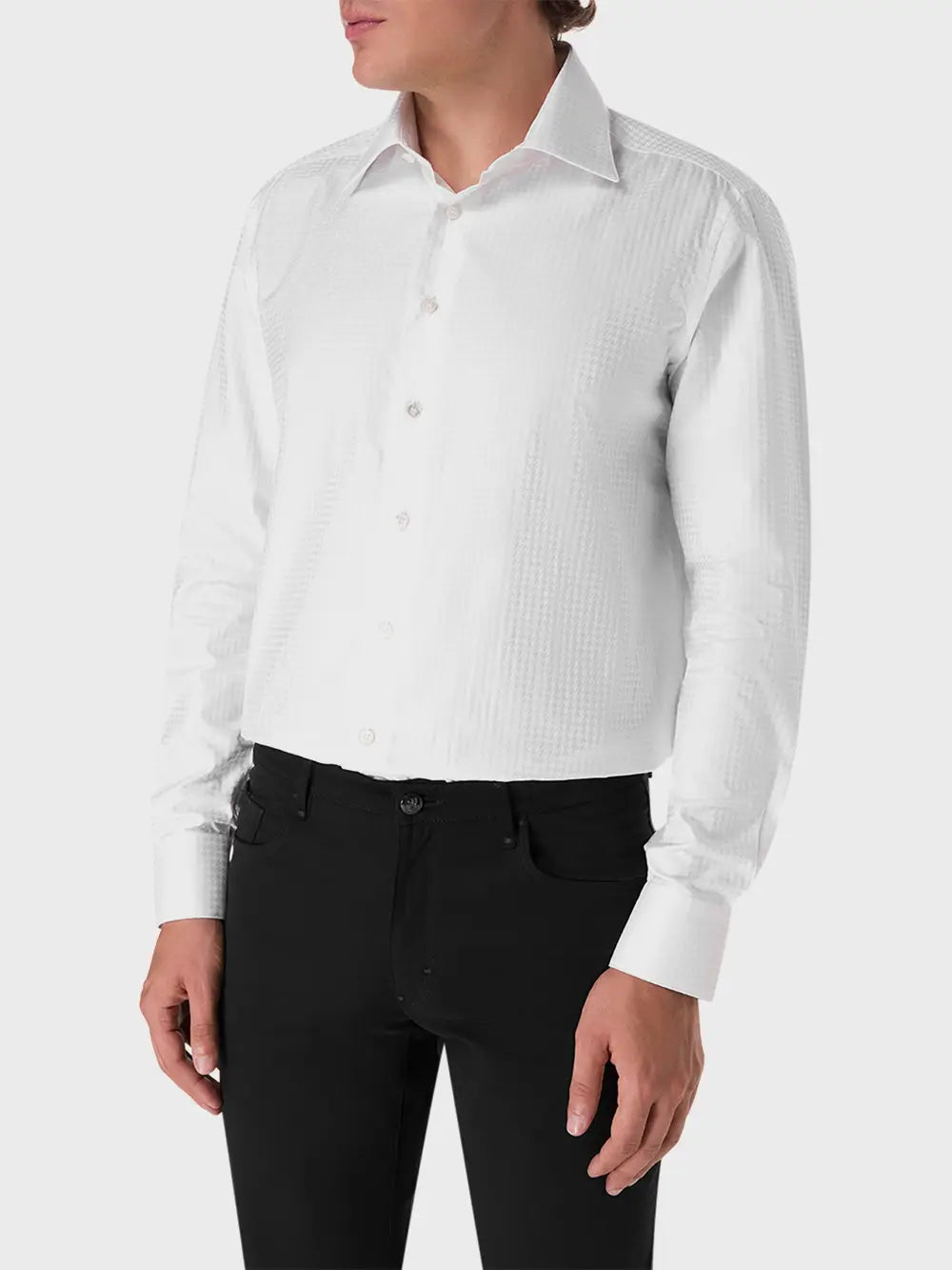 قميص أنيق بأكمام طويلة