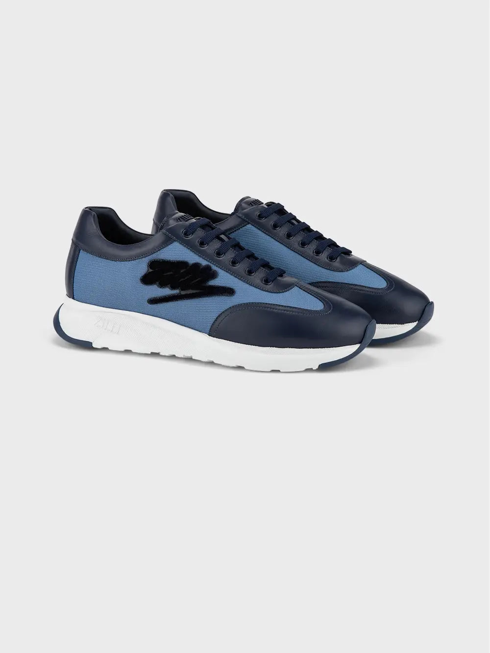 اركض بحذاء رياضي