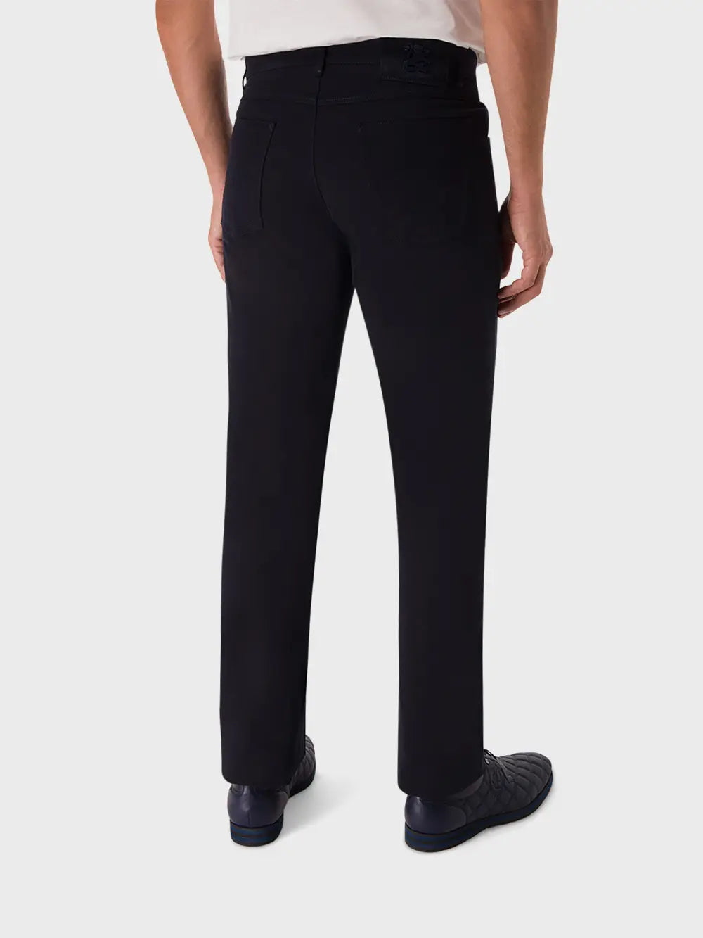 بنطلون جينز بقصة عادية من القطن المطاطي مع رقعة من جلد العجل من جلد الغزال