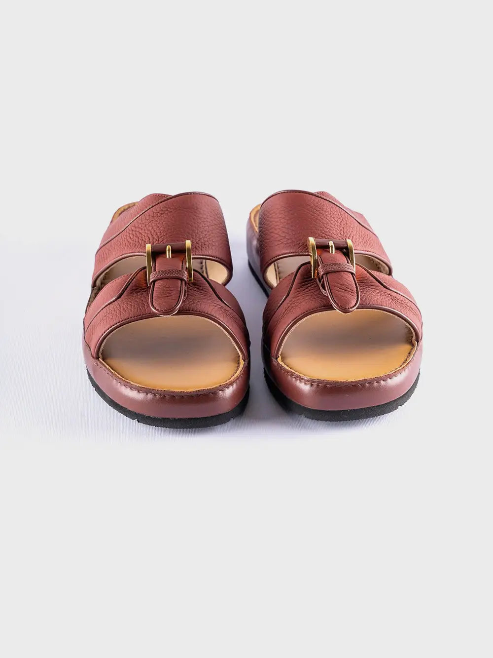 صندل على الطراز العربي من جلد الغزلان