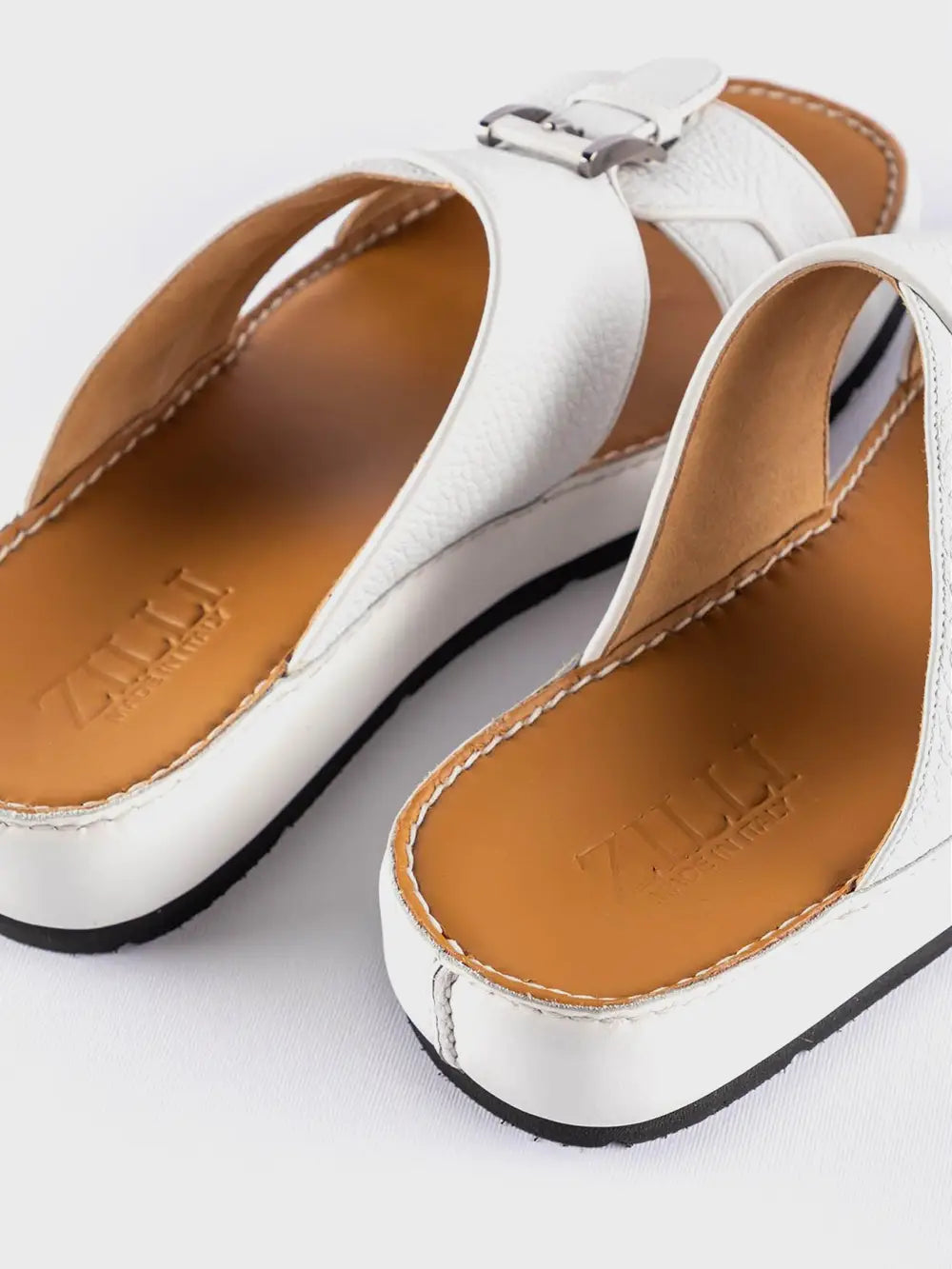 صندل على الطراز العربي من جلد الغزلان