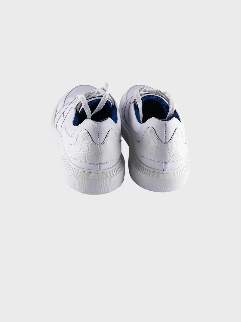 حذاء رياضي مصنوع من قماش رياضي بخط رياضي مع زخرفة على شكل تمساح