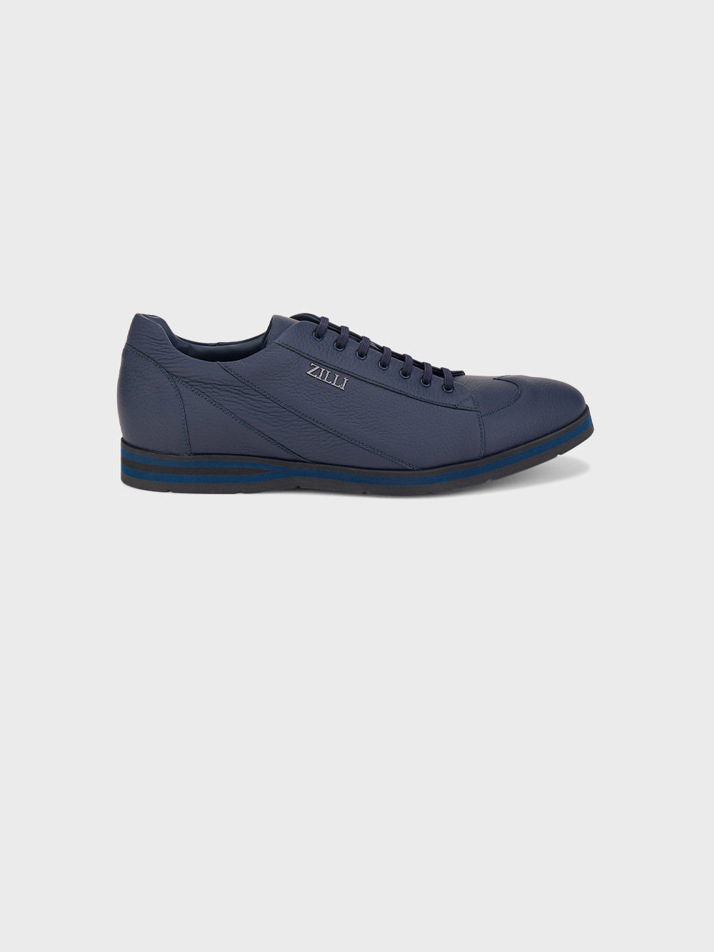 حذاء رياضي غير متماثل