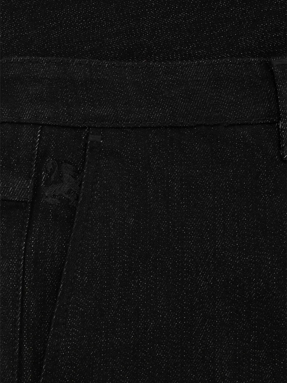 بنطلون جينز بقصة ضيقة