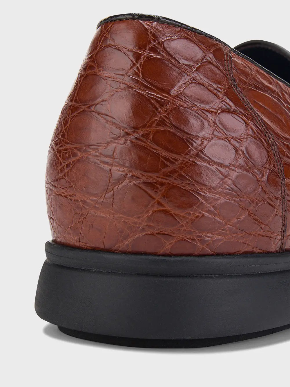 حذاء بدون كعب من جلد التمساح بنعل مطاطي أسود