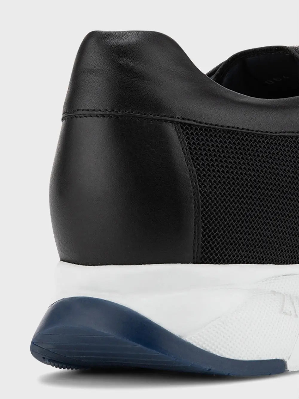 اركض بحذاء رياضي