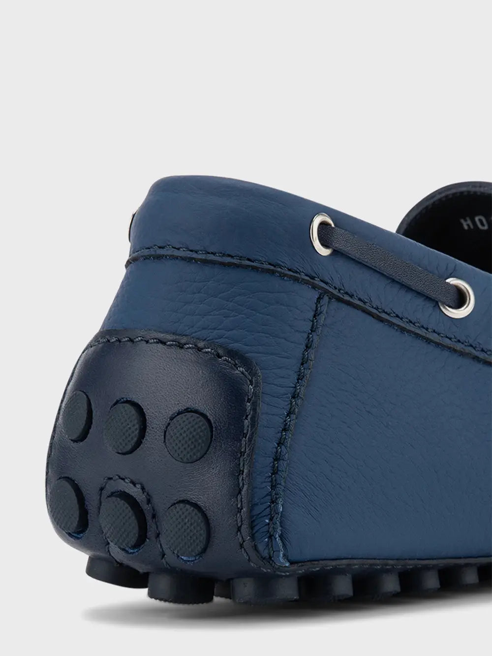 حذاء من جلد الغزال