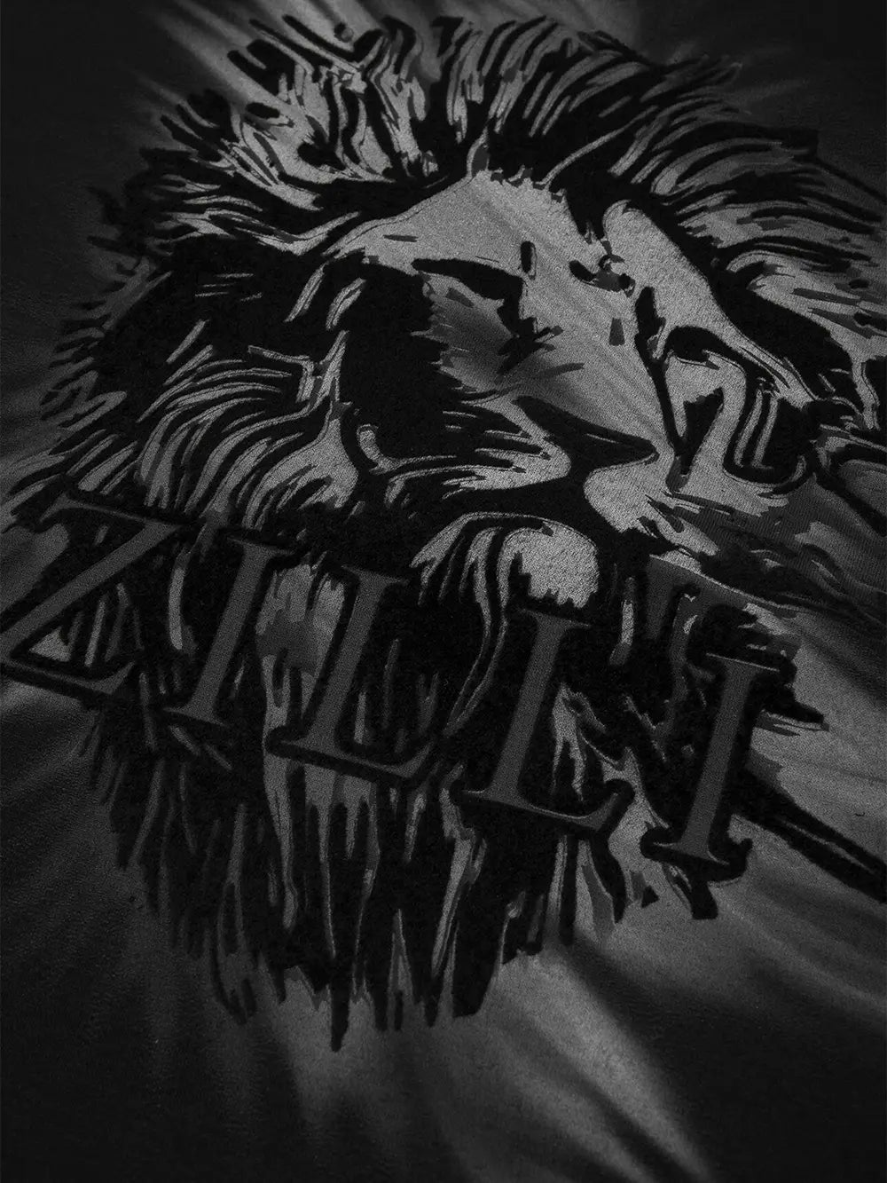 تي شيرت بتطريز أسد في مهب الريح