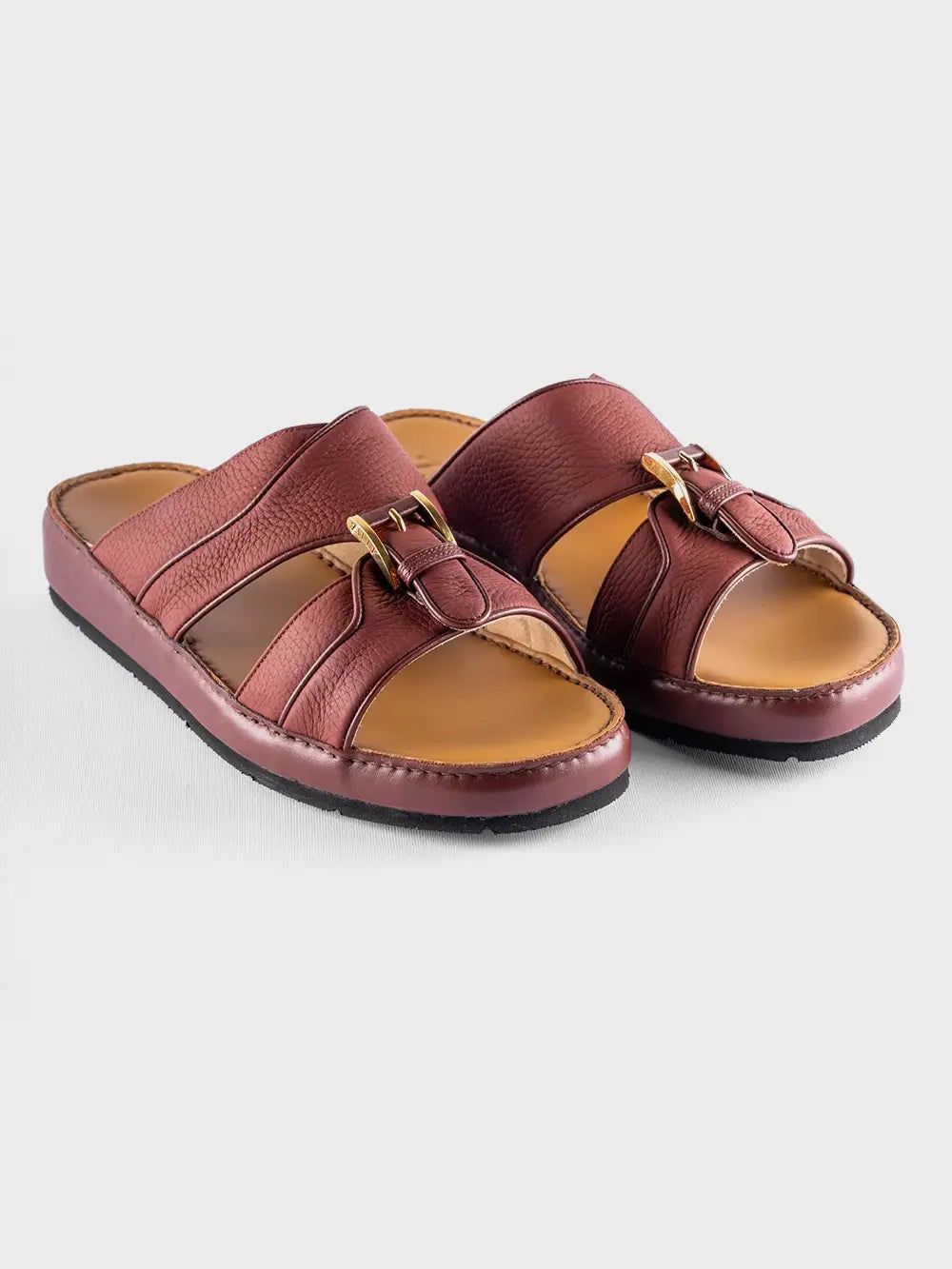 صندل على الطراز العربي من جلد الغزلان