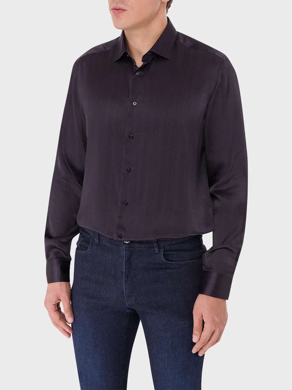 قميص حريري كلاسيكي بأكمام طويلة