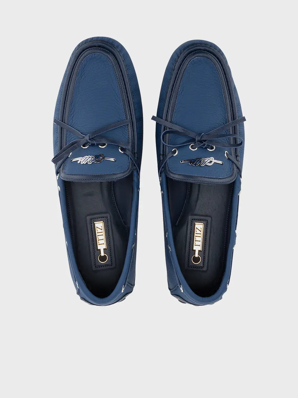 حذاء من جلد الغزال