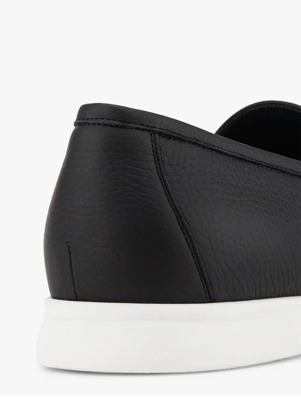 حذاء من جلد الغزال