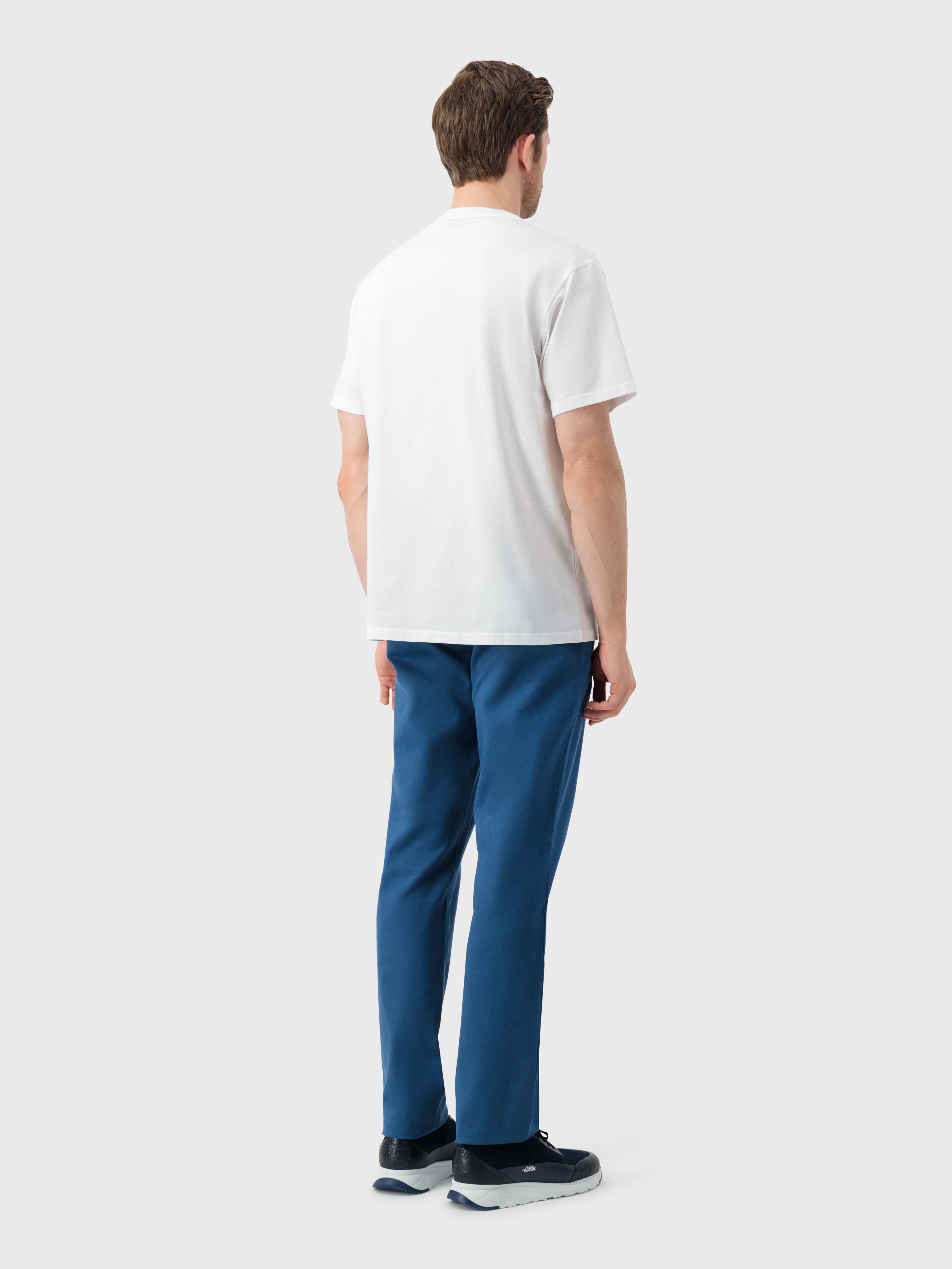 تي شيرت محبوك برسمة منظر طبيعي هادئ أبيض