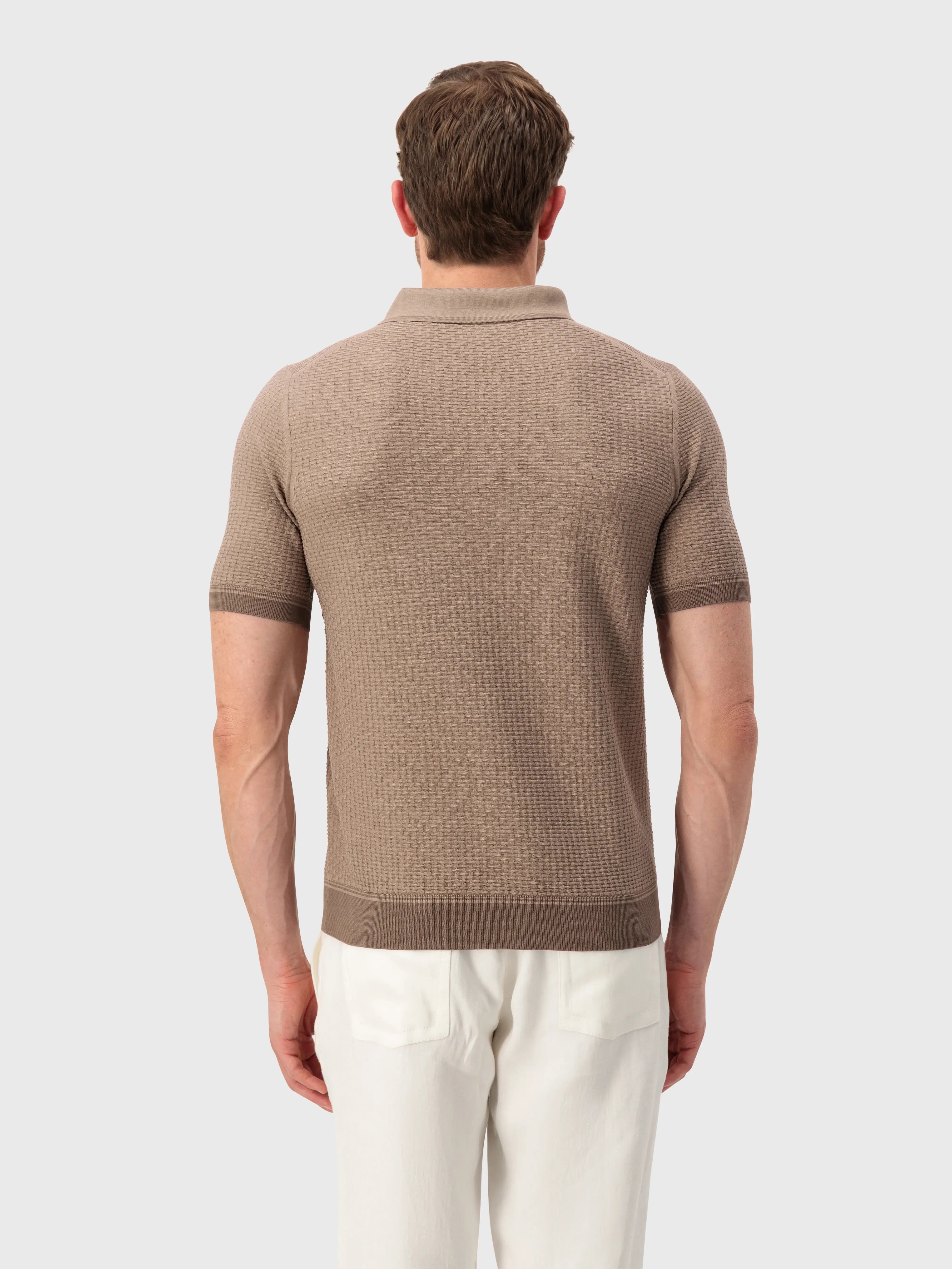 قميص بولو محبوك من الحرير بنقوش هندسية - باهت اللون الظبي