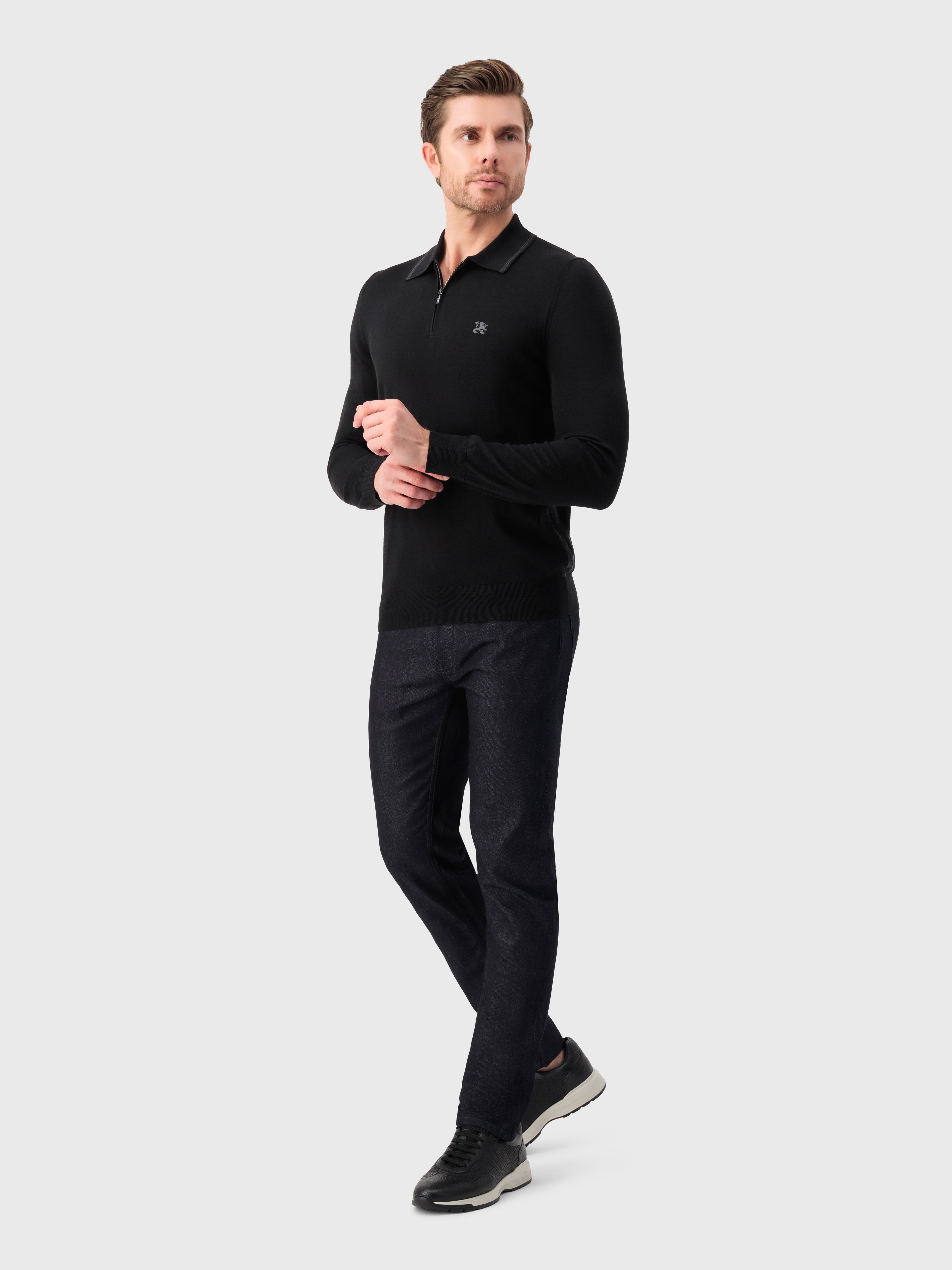 قميص بولو بأكمام طويلة مع تطريز شعار غريفون أسود