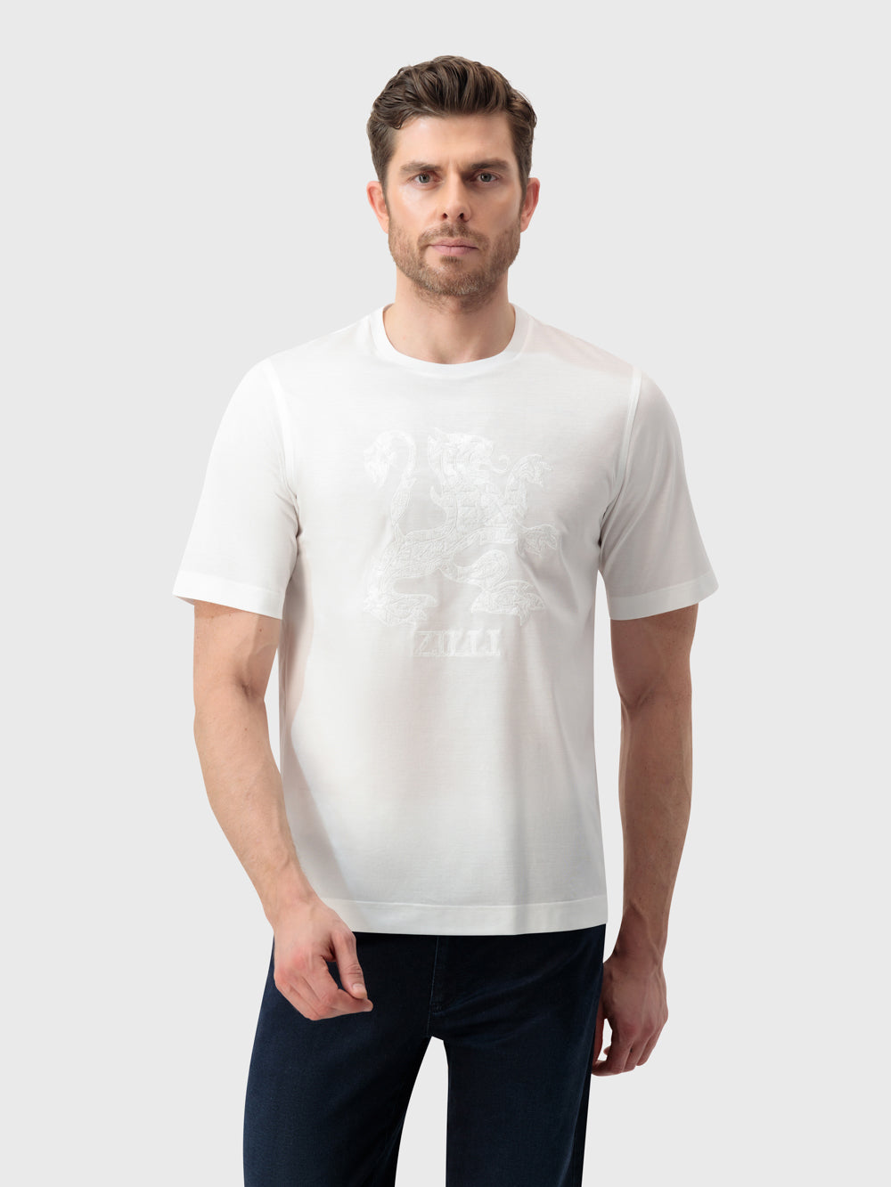 تي شيرت مطرز بتطريز الأسد الكبير - أبيض