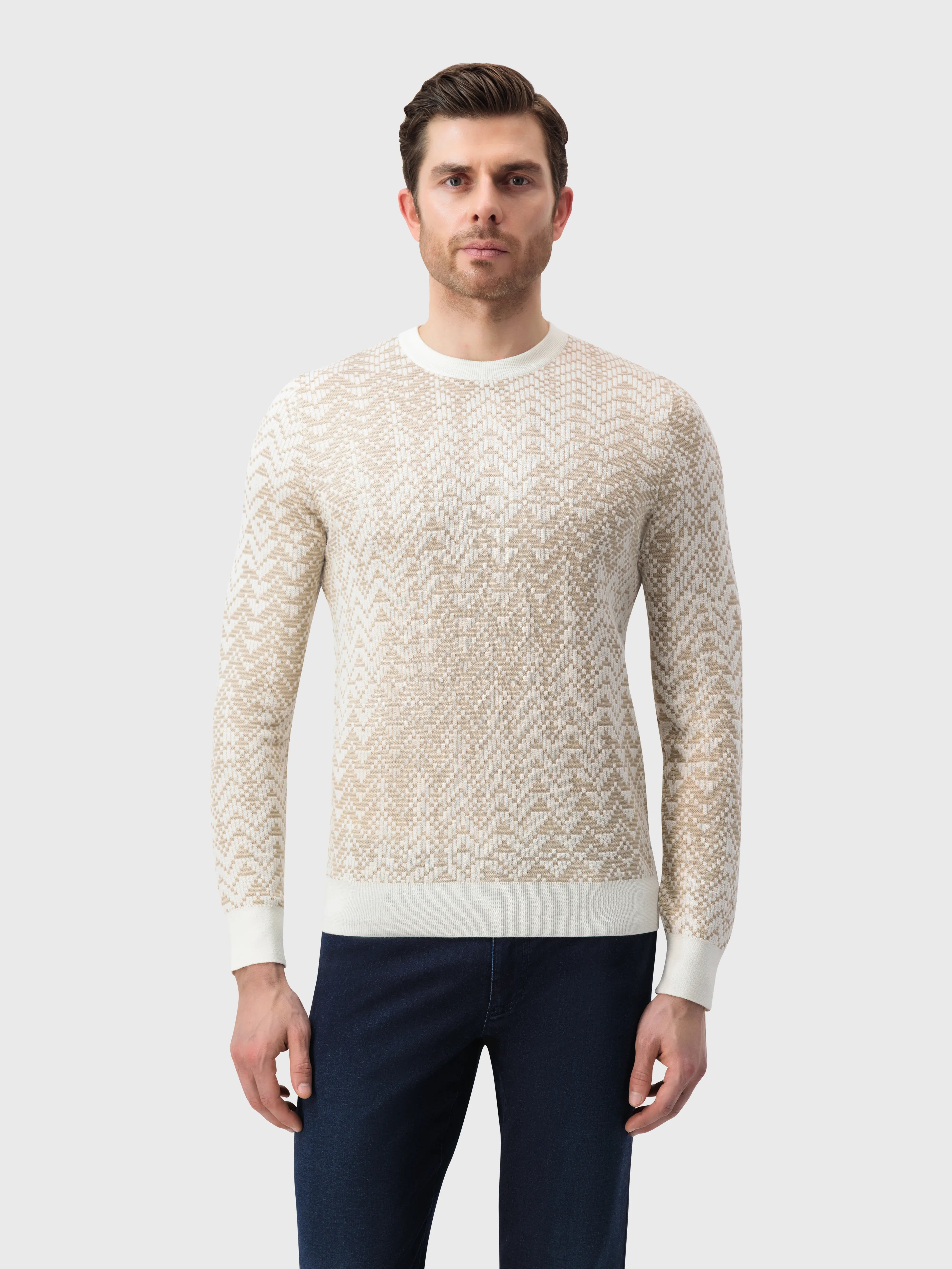 كنزة صوفية مزخرفة بنقشة شيفرون - أشقر فاتح اللون