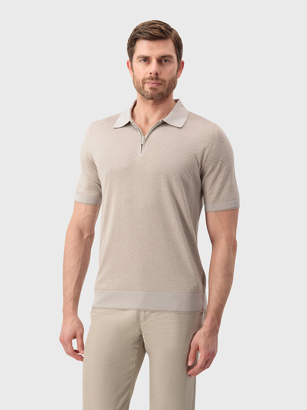 قميص بولو بنقشة حريرية بنقشة هندسية - باهت اللون الظبي