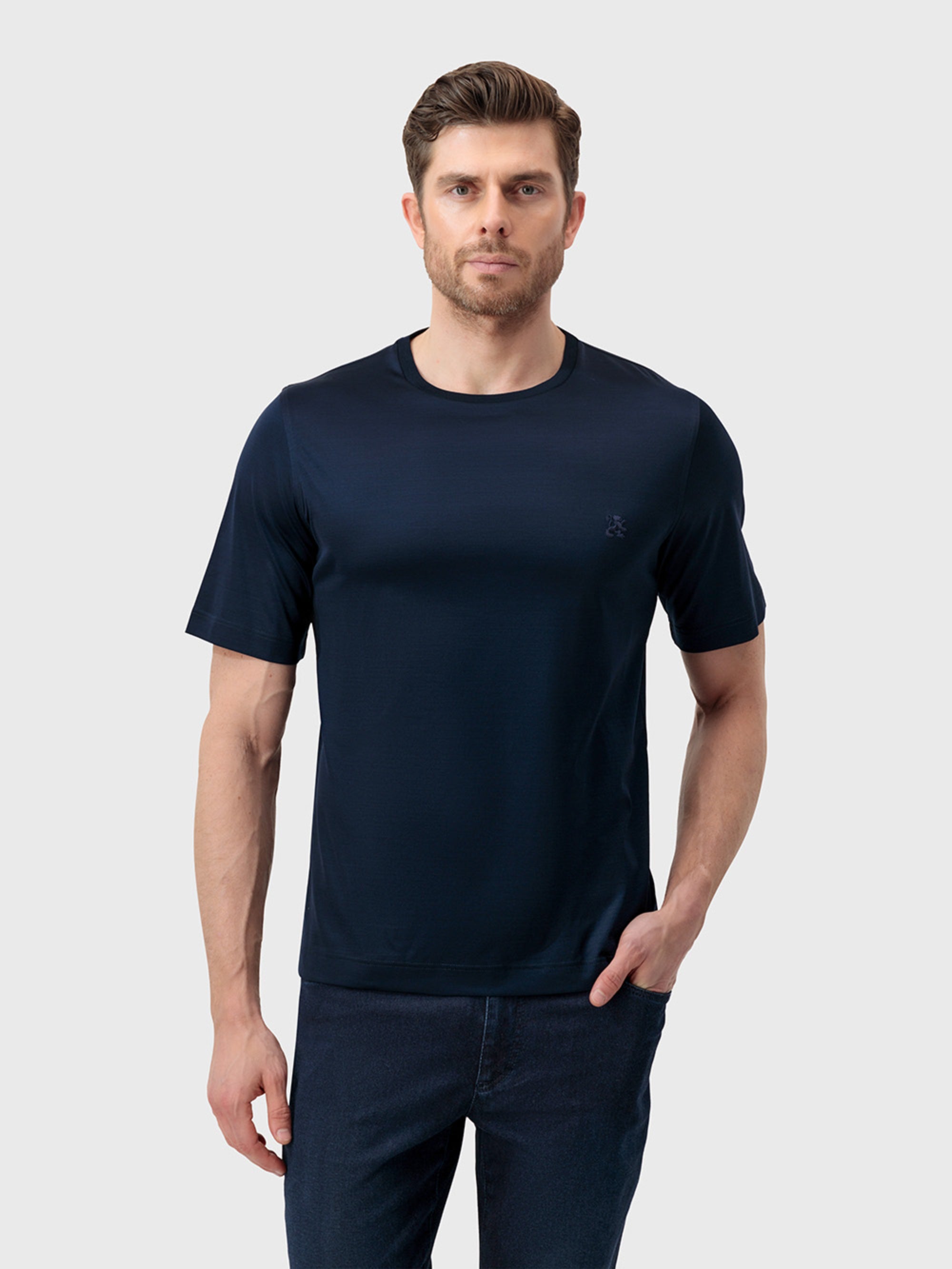 تي شيرت مطرز بتطريز أسد على الصدر - كحلي غامق