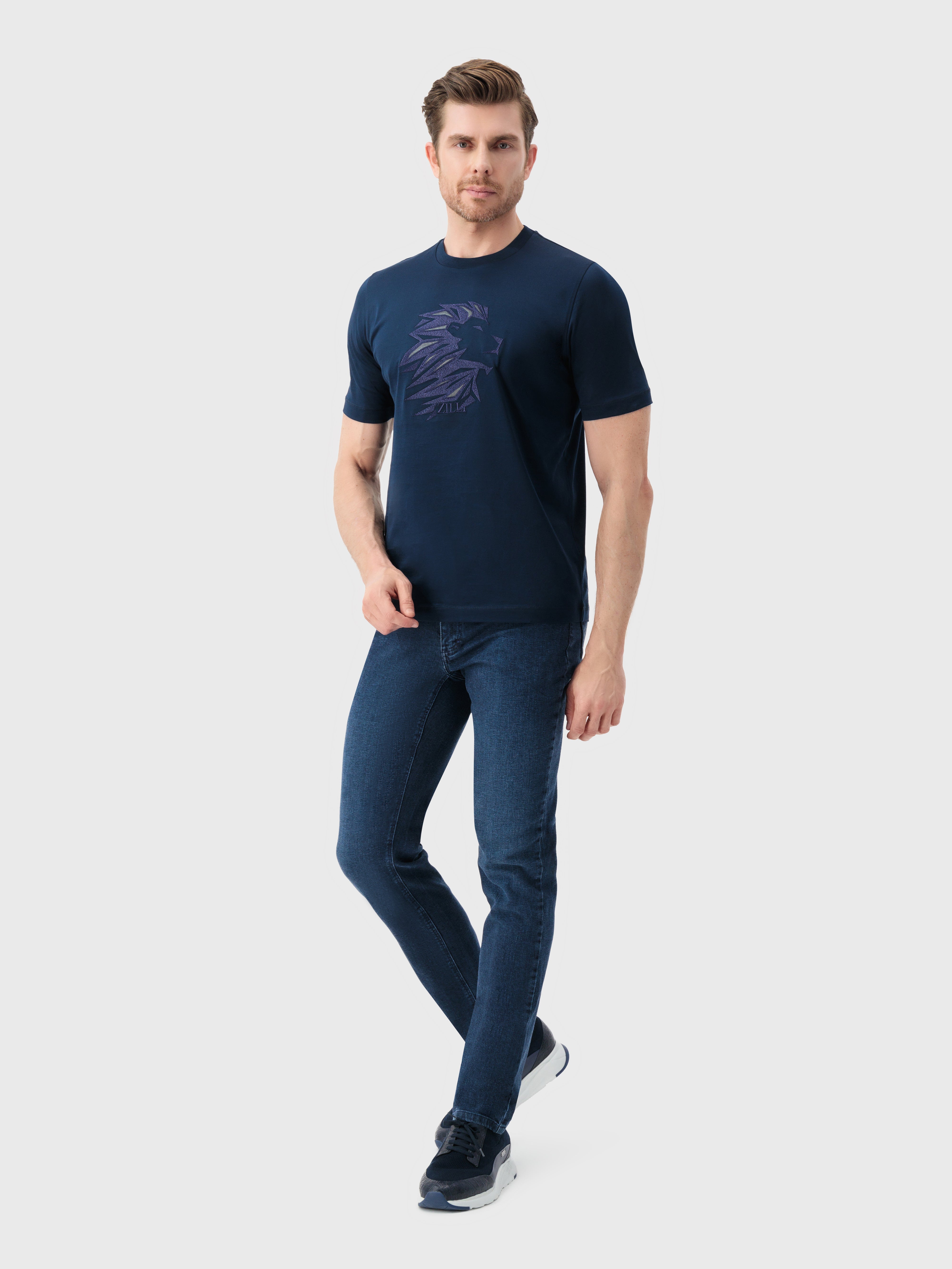 تي شيرت برأس أسد باللون الكحلي الداكن