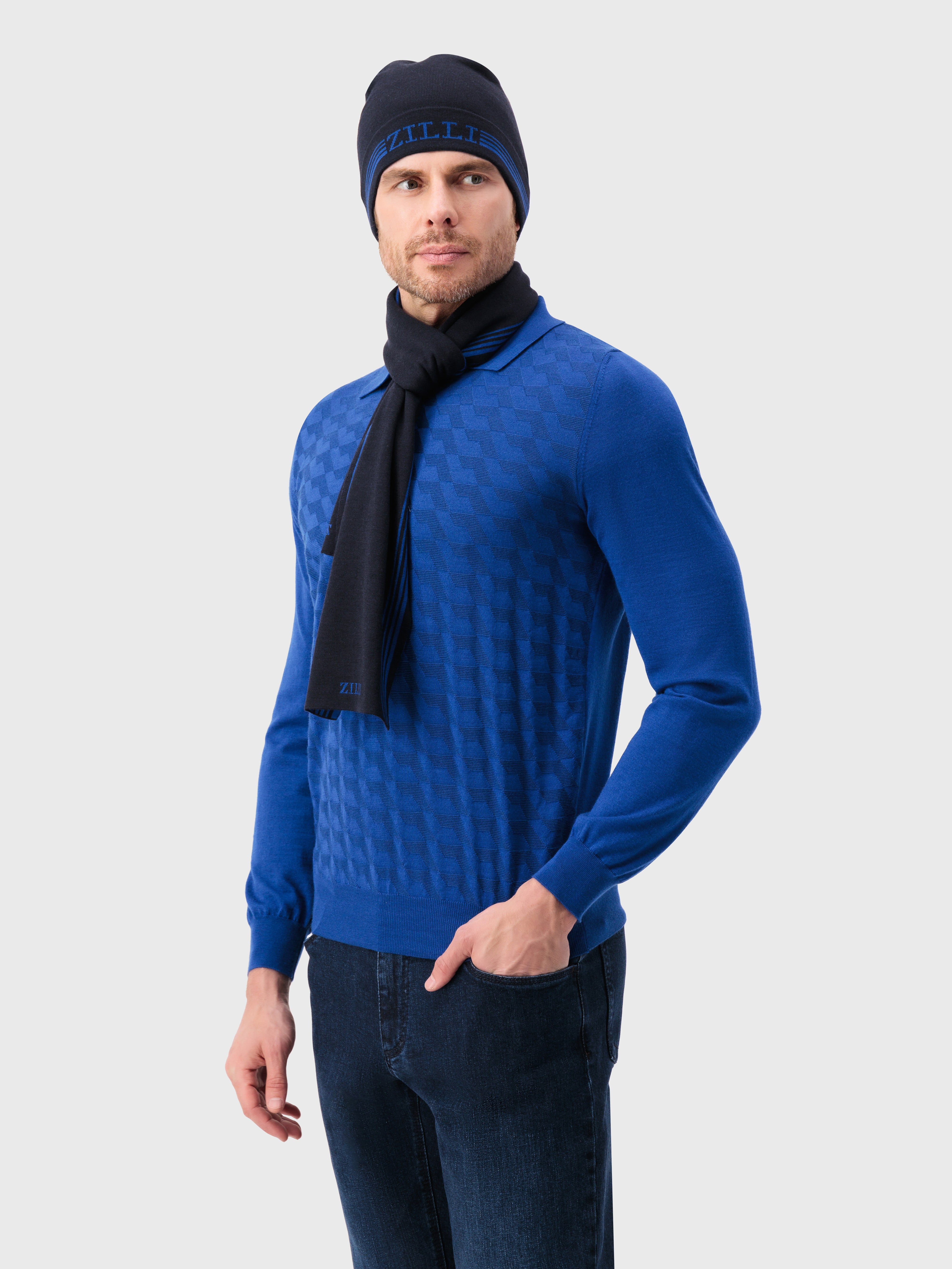 وشاح بحروف زيلي مطرزة باللون الكحلي الداكن