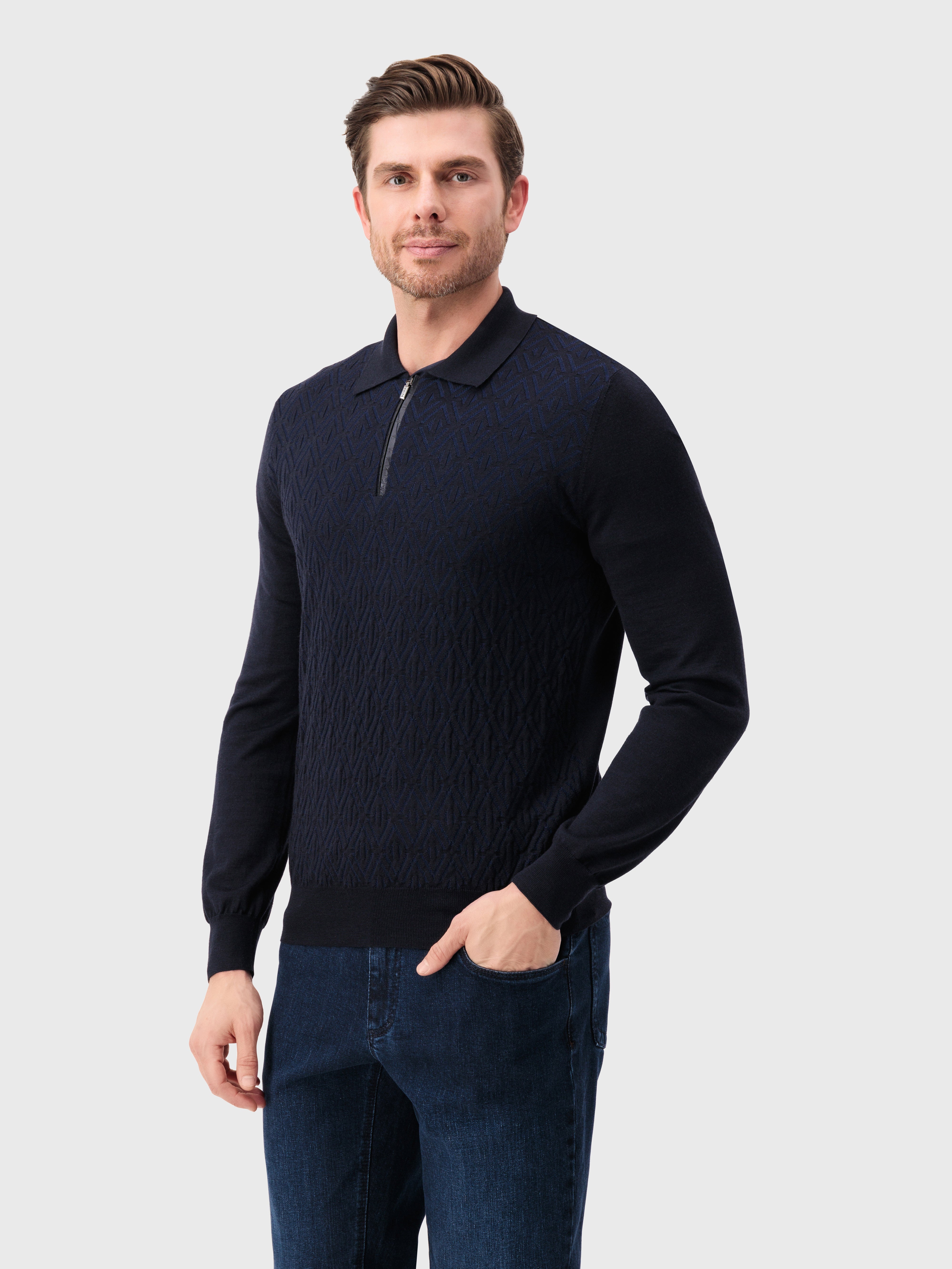 قميص بولو بنقشة هندسية من الصوف والحرير والكشمير باللون الكحلي الداكن