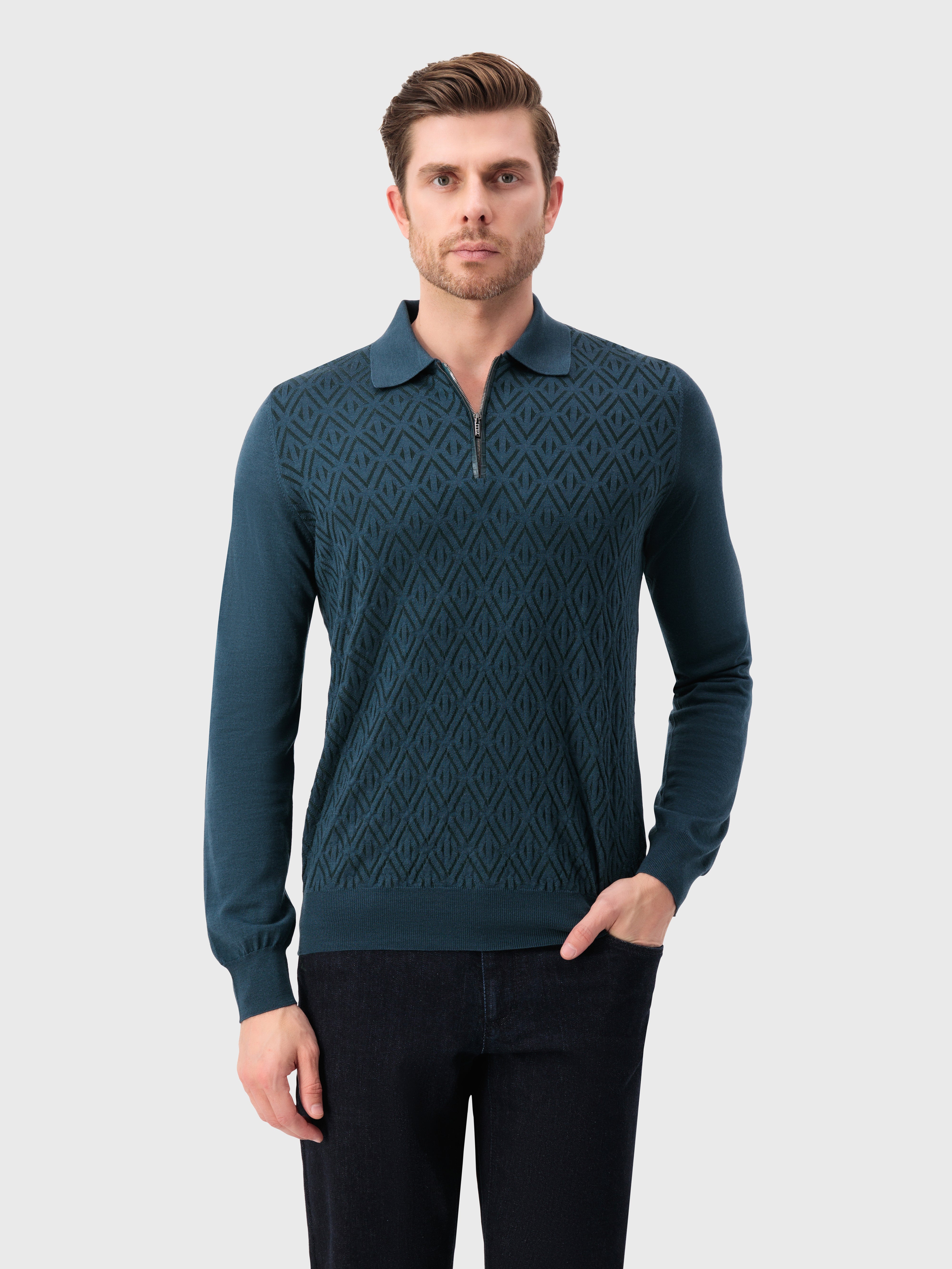 قميص بولو بنقشة هندسية من الصوف والحرير والكشمير باللون الأخضر الداكن