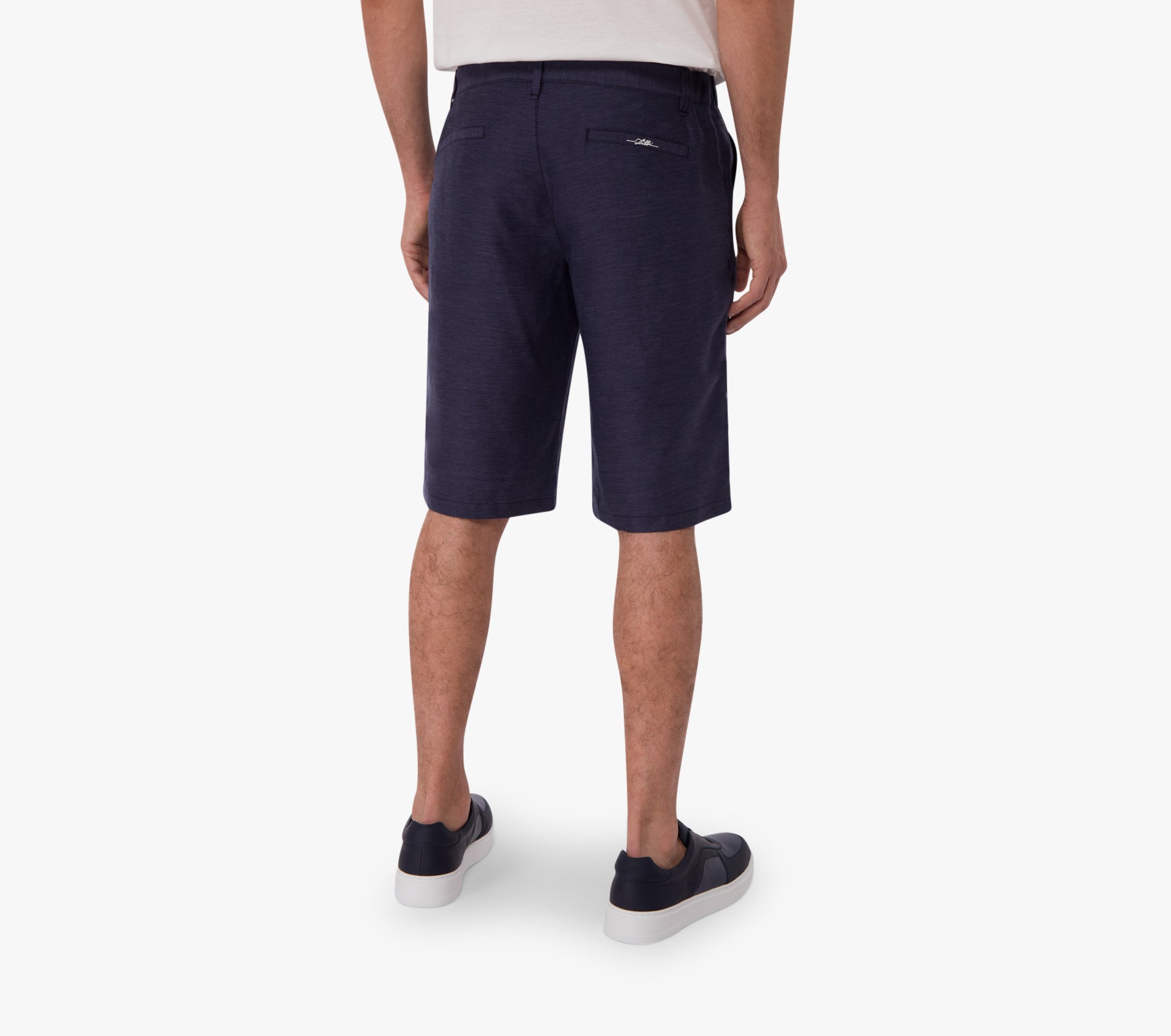 شورت قصير من الكتان والحرير بقصة ضيقة