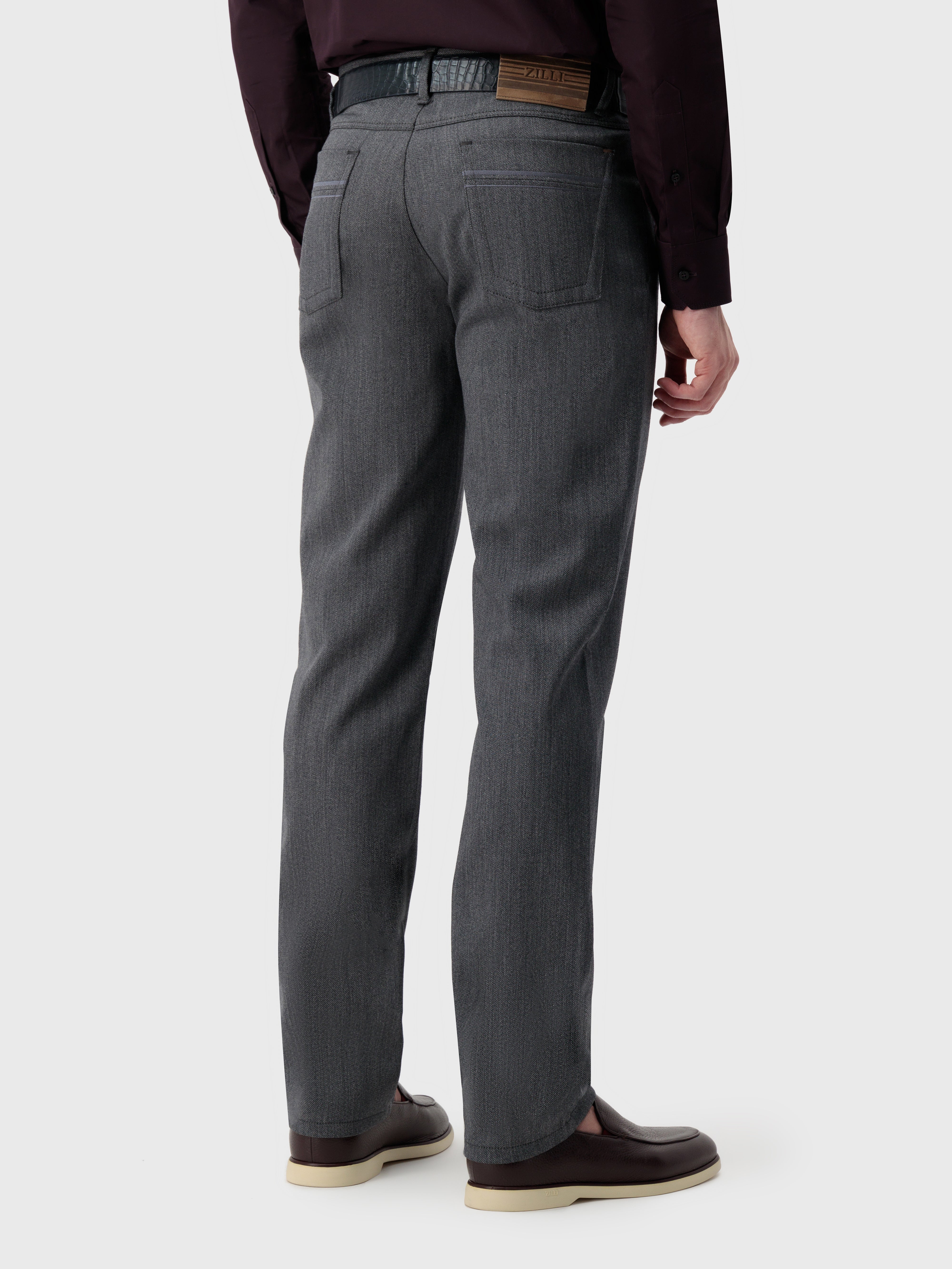 بنطلون من الجرافيت مع رقعة من جلد الغزال العجل