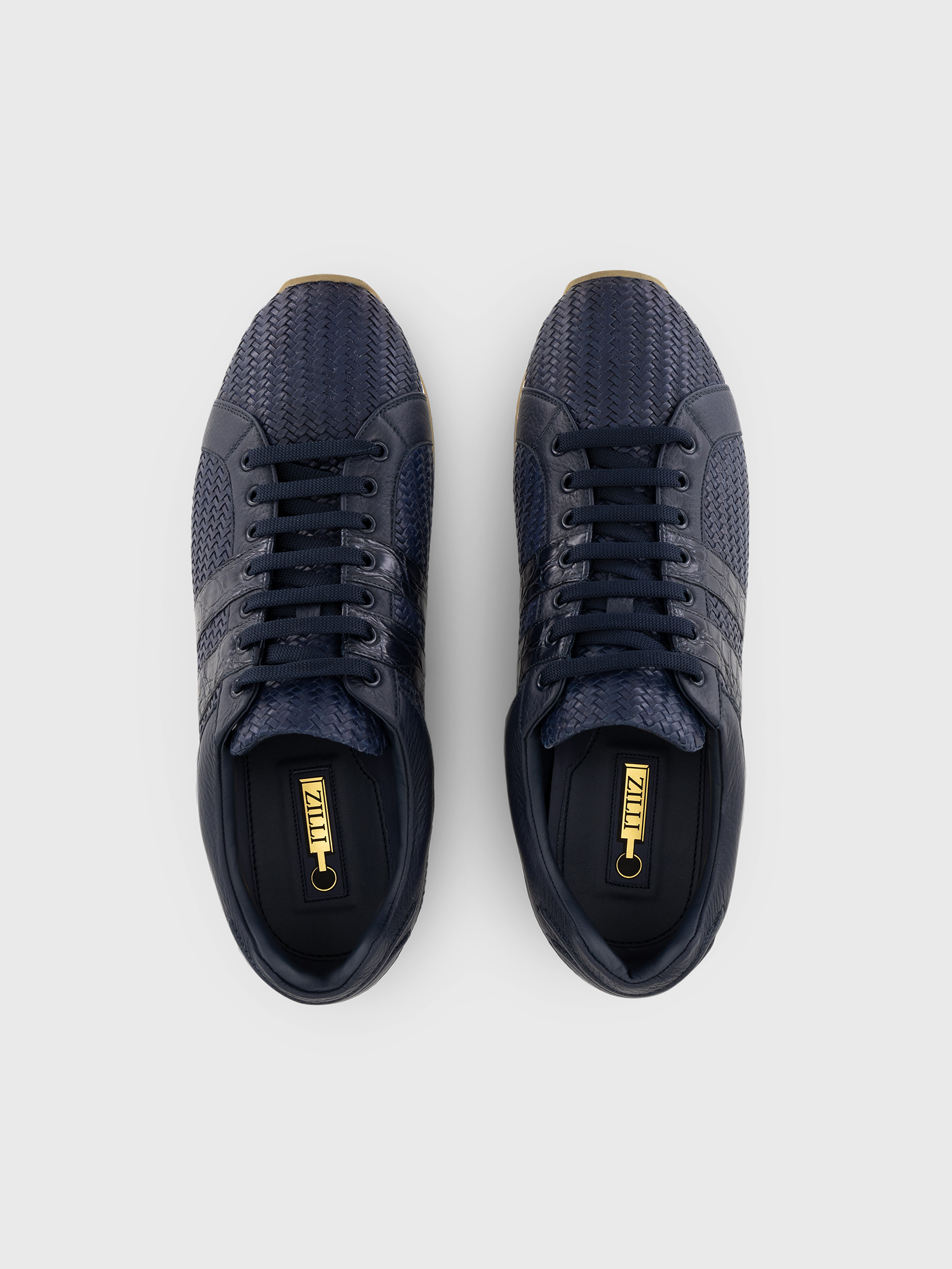 حذاء رياضي مضفر