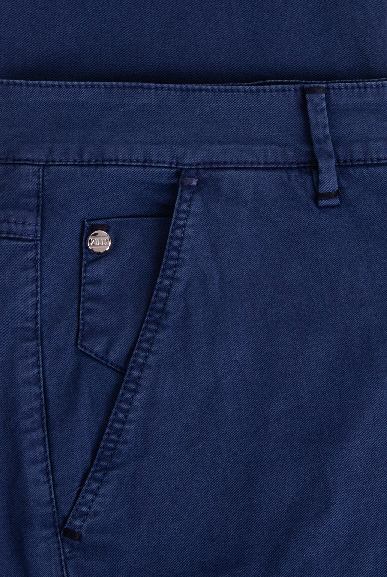 بنطلون بقصة ضيقة